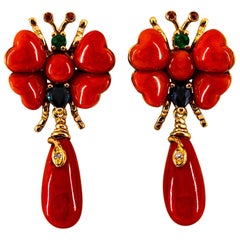 Clous d'oreilles en or jaune, diamant blanc, saphir bleu, rubis, émeraude, corail rouge