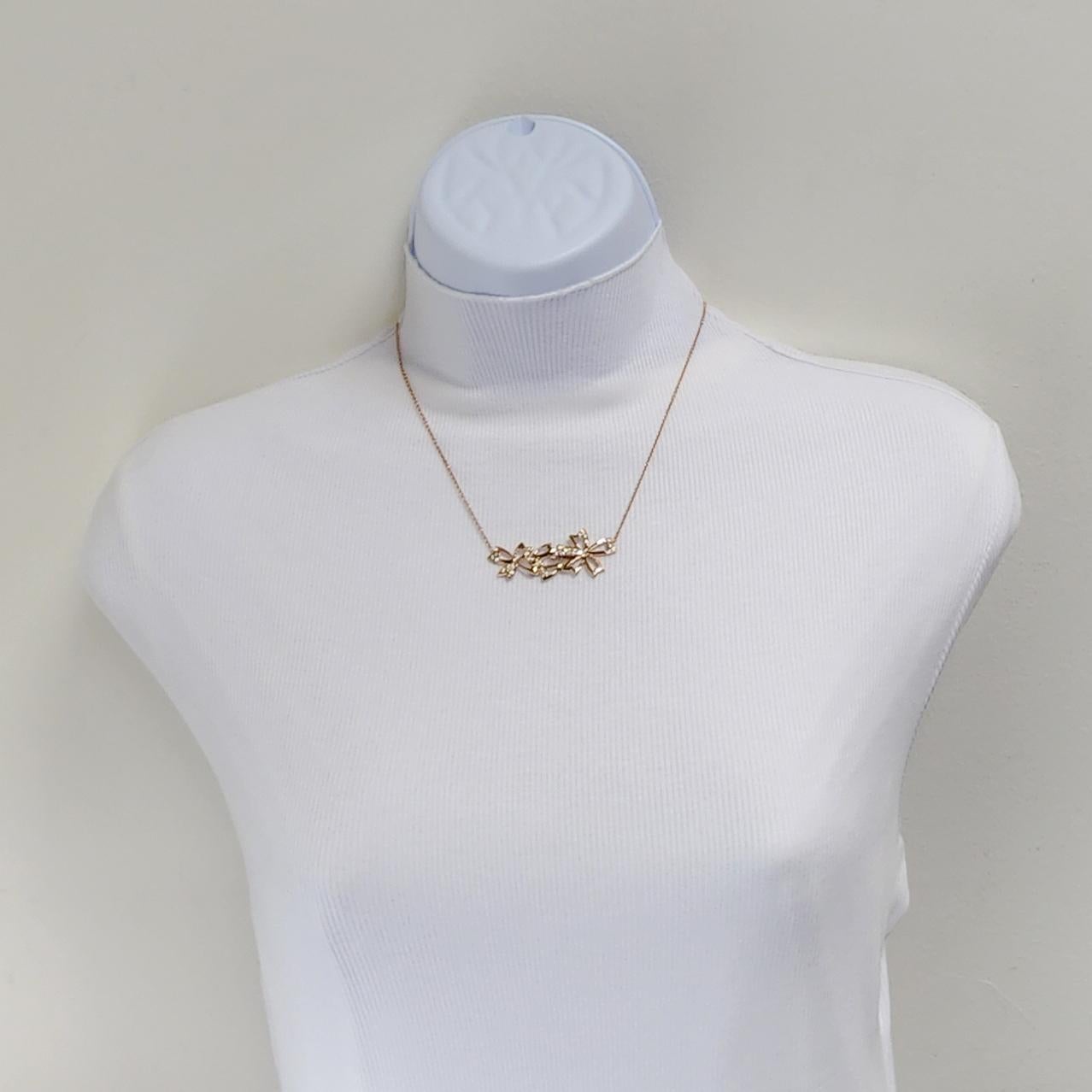 Weiße Diamant-Bogen-Anhänger-Halskette aus 18k Rose Gold (Rundschliff) im Angebot