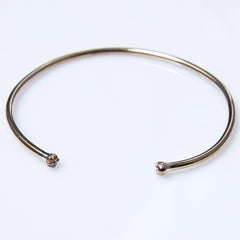 Pulsera tipo brazalete con diamantes blancos J Dauphin apilable de oro de 14k