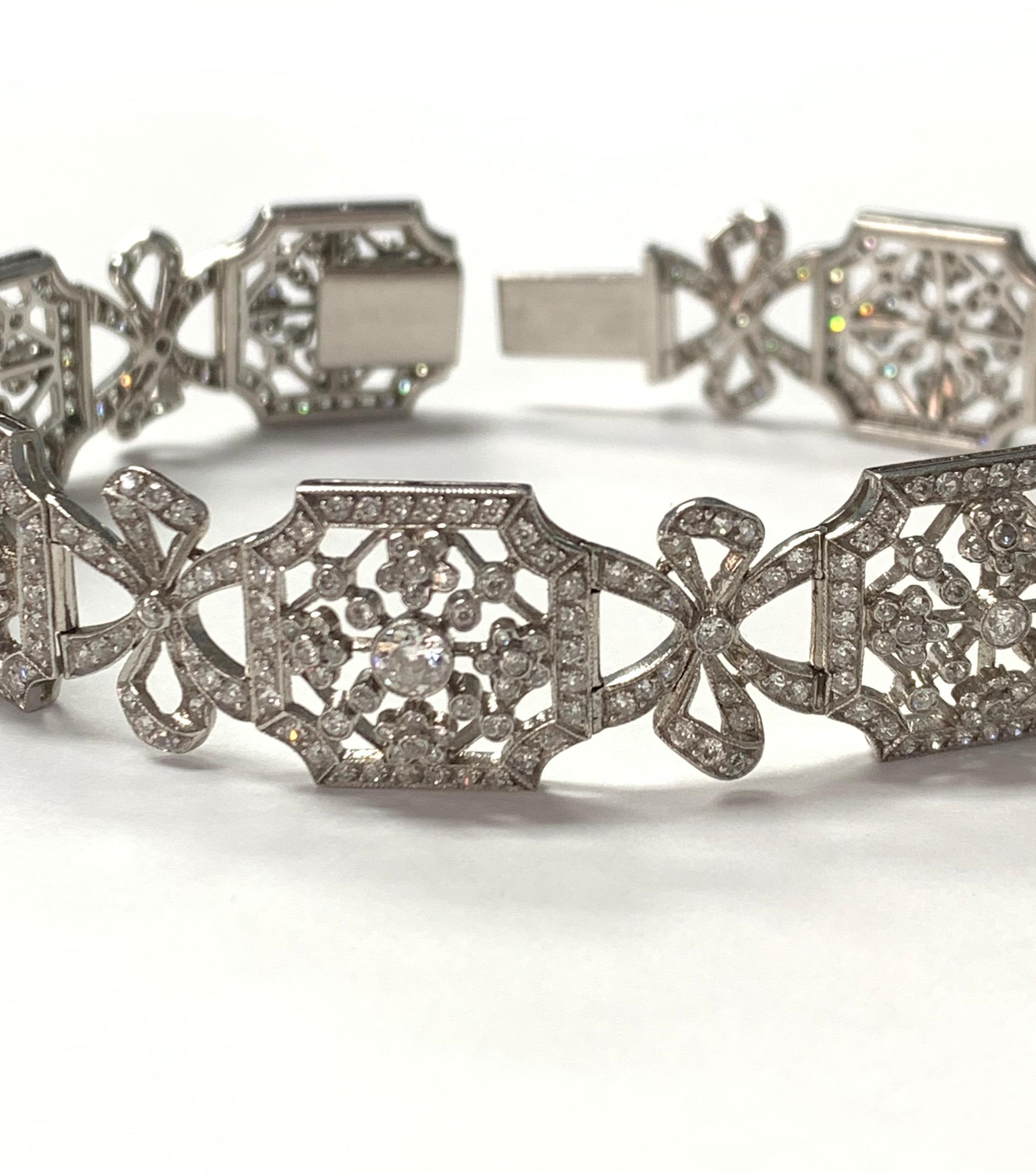 White Diamond Bracelet in Platinum In New Condition For Sale In New York, NY