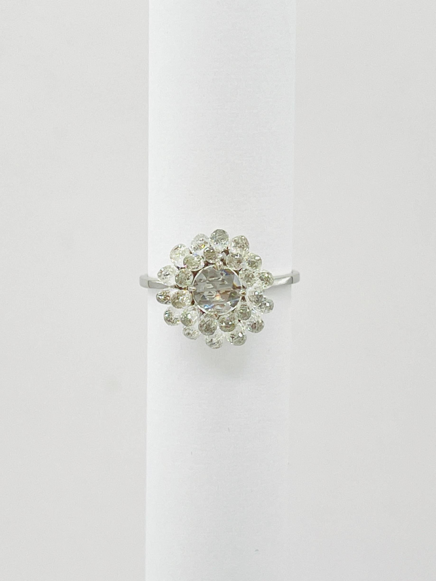 Blumen-Cluster-Ring aus 18 Karat Weißgold mit weißem Diamanten im Briolette- und Rosenschliff im Angebot 1