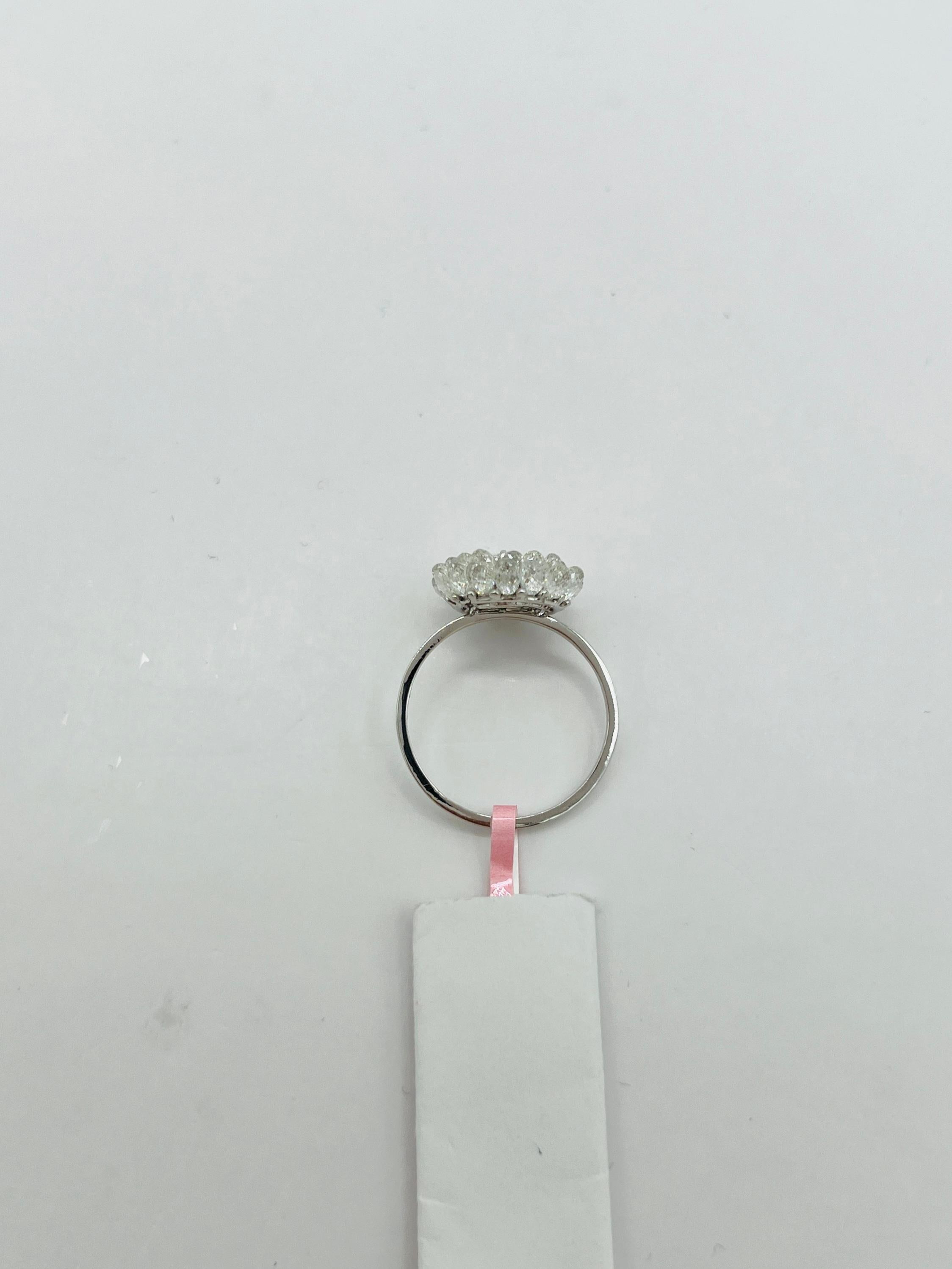 Blumen-Cluster-Ring aus 18 Karat Weißgold mit weißem Diamanten im Briolette- und Rosenschliff im Angebot 2