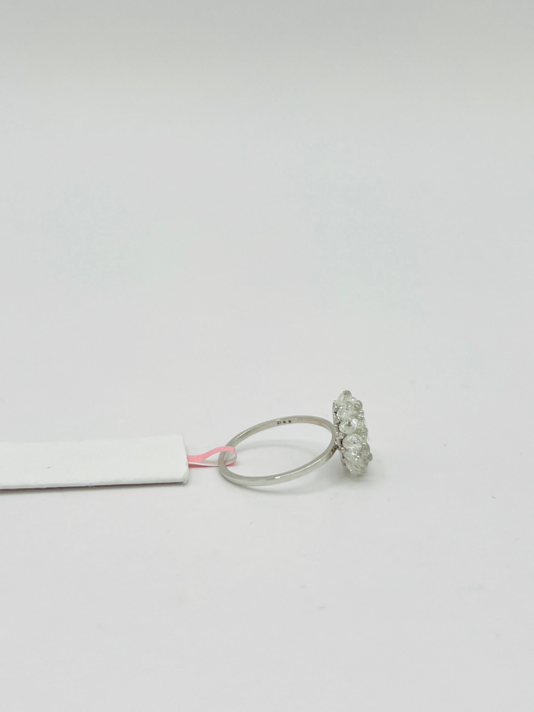 Blumen-Cluster-Ring aus 18 Karat Weißgold mit weißem Diamanten im Briolette- und Rosenschliff im Angebot 3