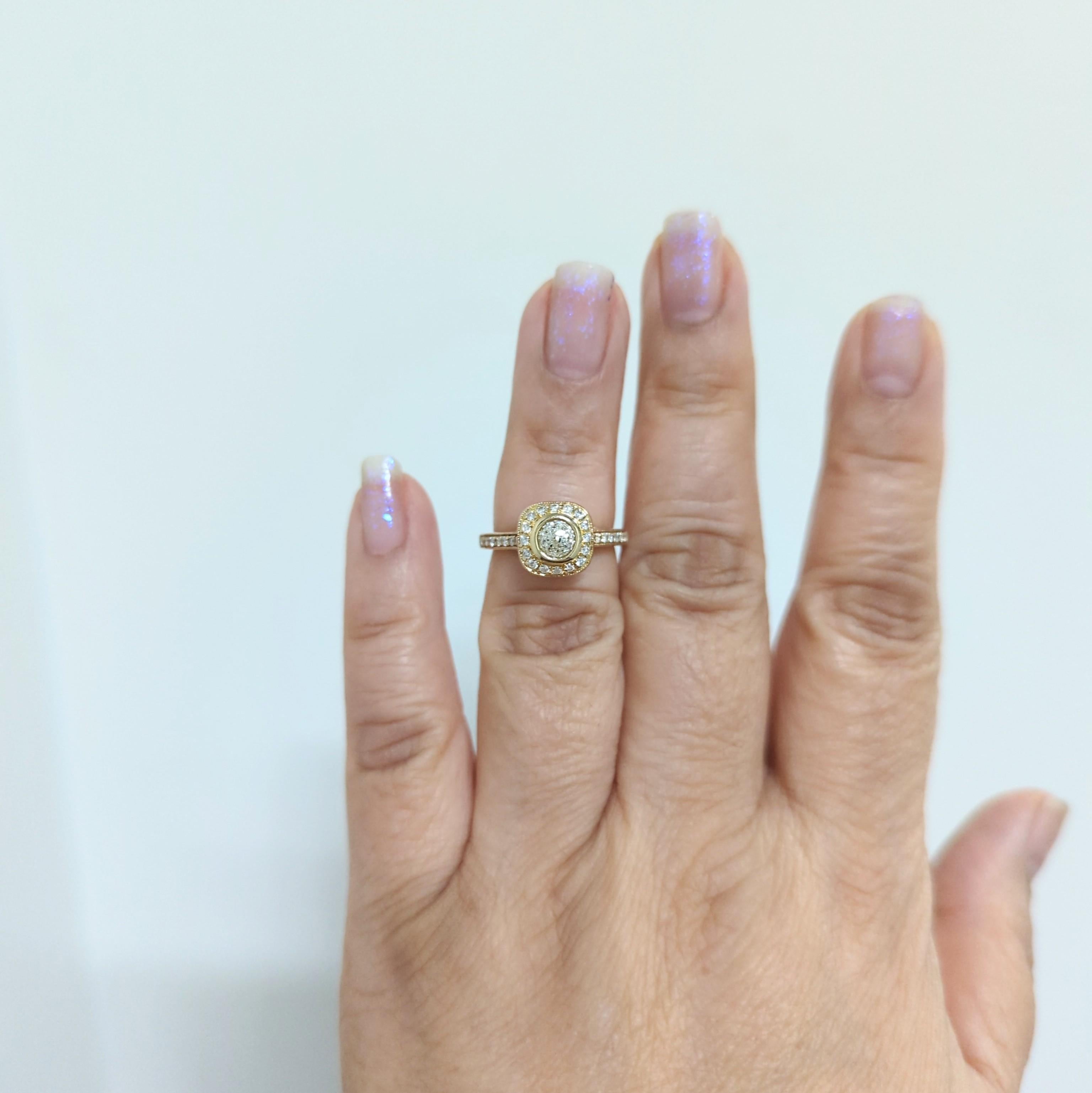 Magnifique briollette en diamant blanc de 0,57 ct. avec 0,36 ct. de diamants blancs ronds de bonne qualité.  Fabriqué à la main en or jaune 14k.  Bague de taille 6.