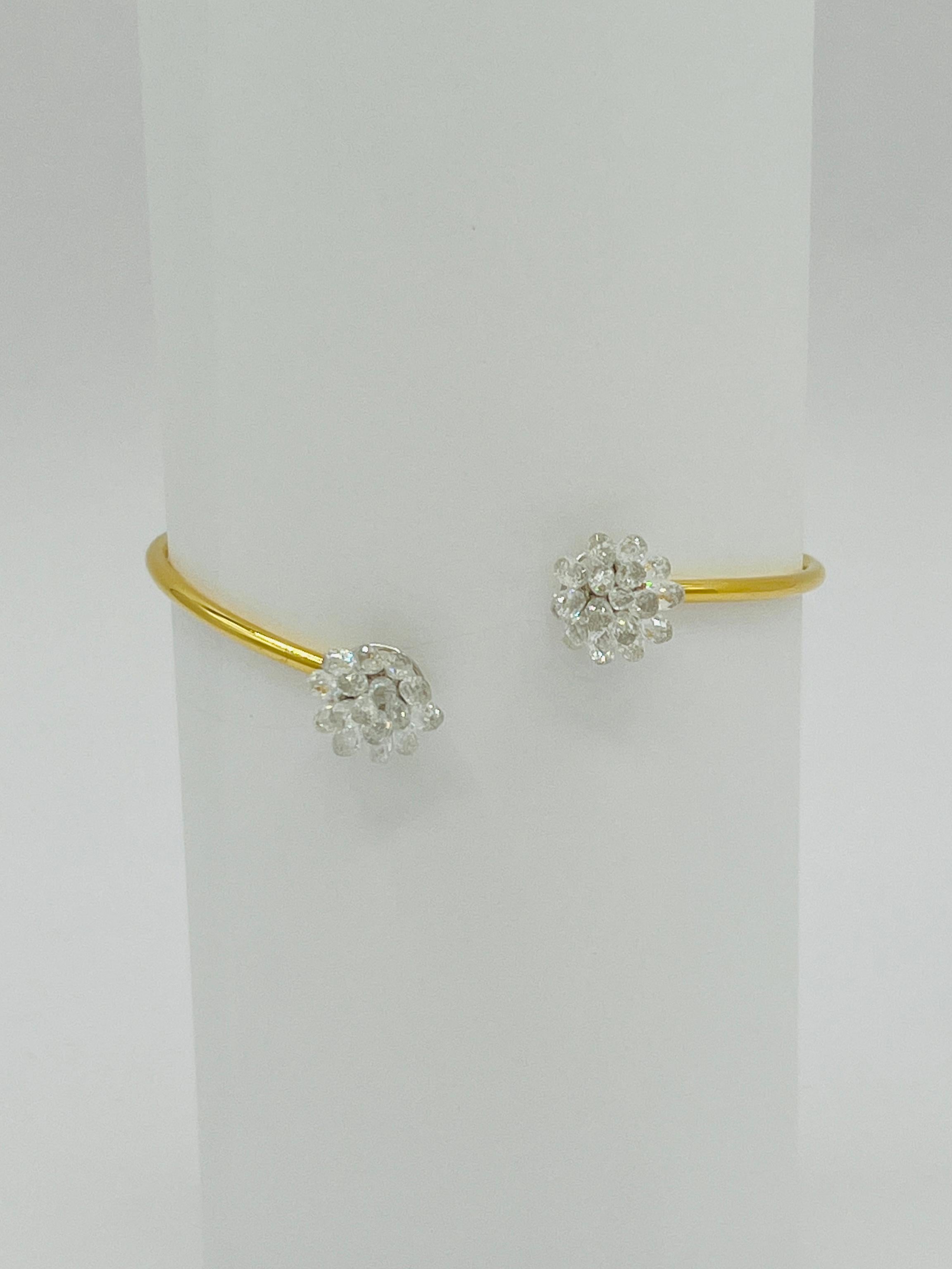 Taille briolette Bracelet ouvert en or jaune 18 carats avec briolette de diamants blancs en vente