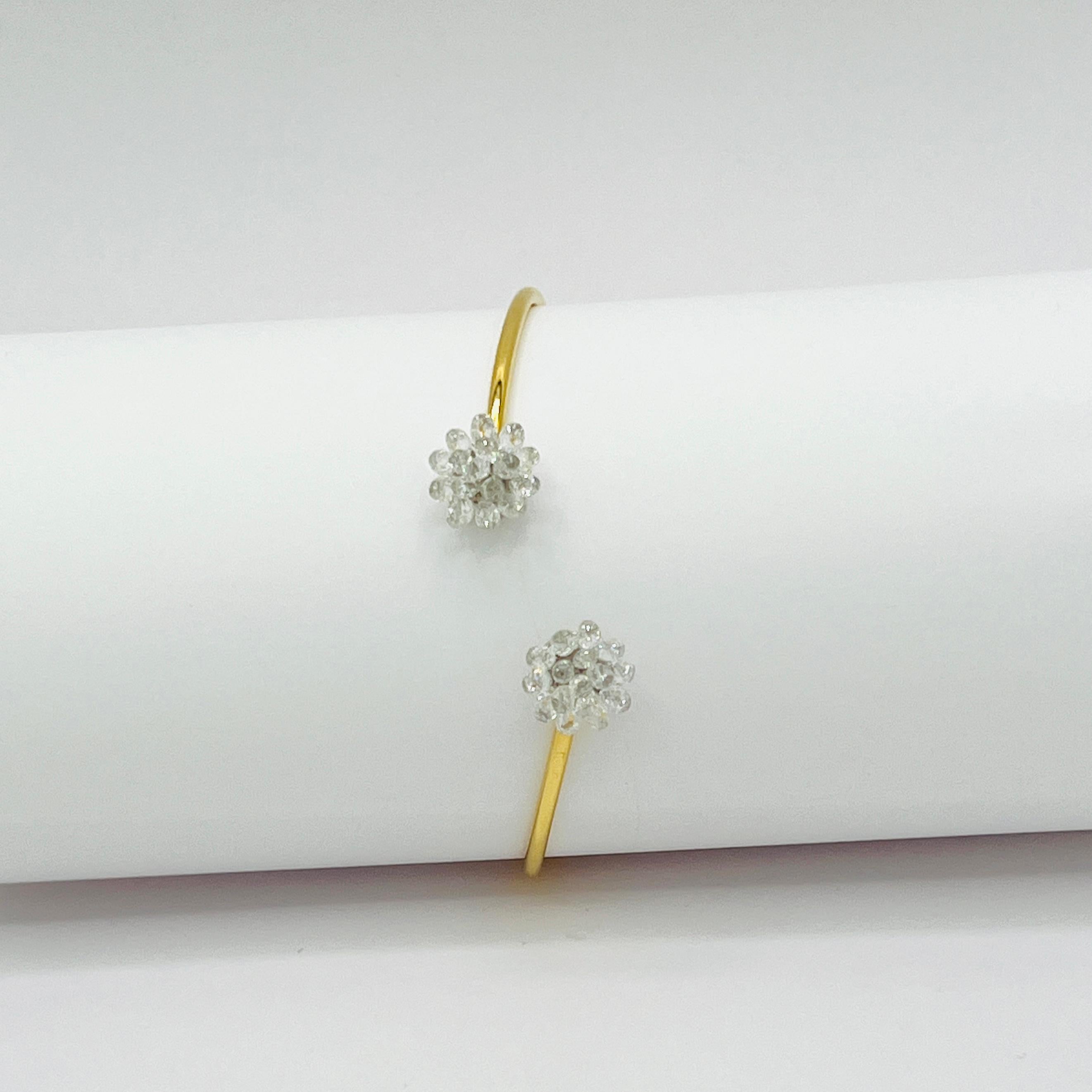Bracelet ouvert en or jaune 18 carats avec briolette de diamants blancs Unisexe en vente