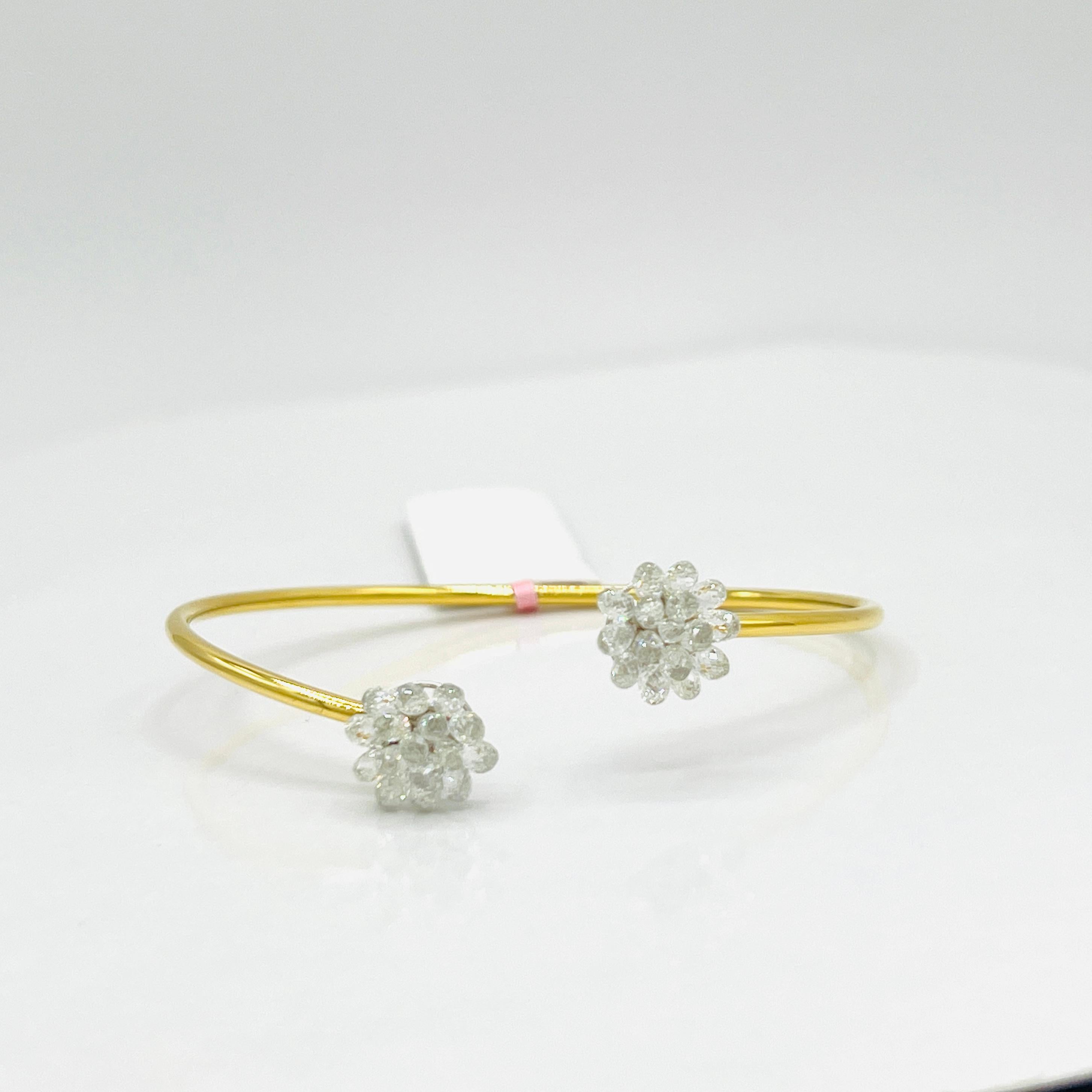 Bracelet ouvert en or jaune 18 carats avec briolette de diamants blancs en vente 1