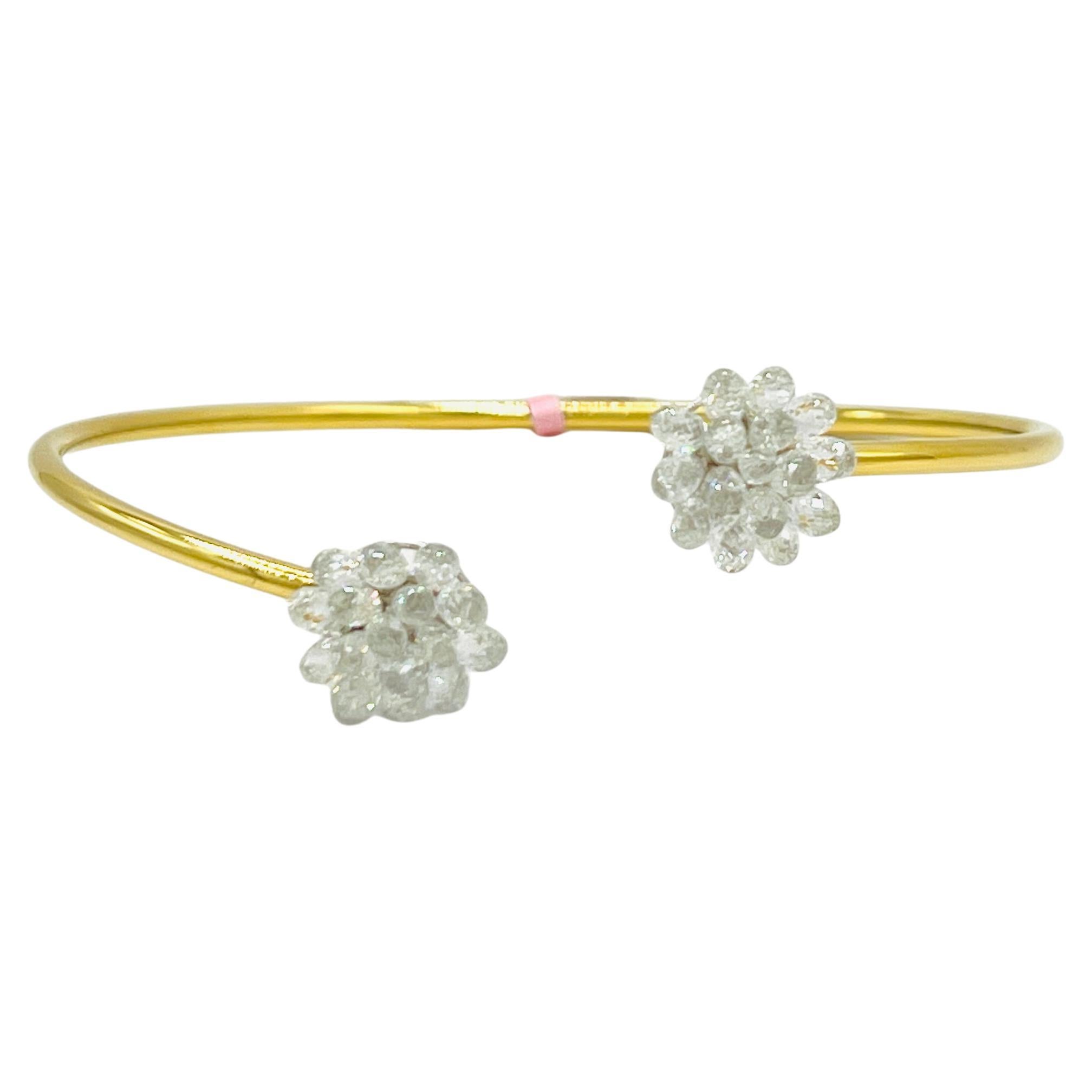 Brazalete abierto con racimo de diamantes blancos en oro amarillo de 18 quilates