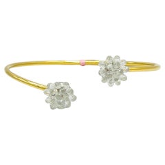 Brazalete abierto con racimo de diamantes blancos en oro amarillo de 18 quilates