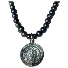 J Dauphin, collier de perles noires et diamants blancs avec pendentif médaille en forme de cœur en argent sterling