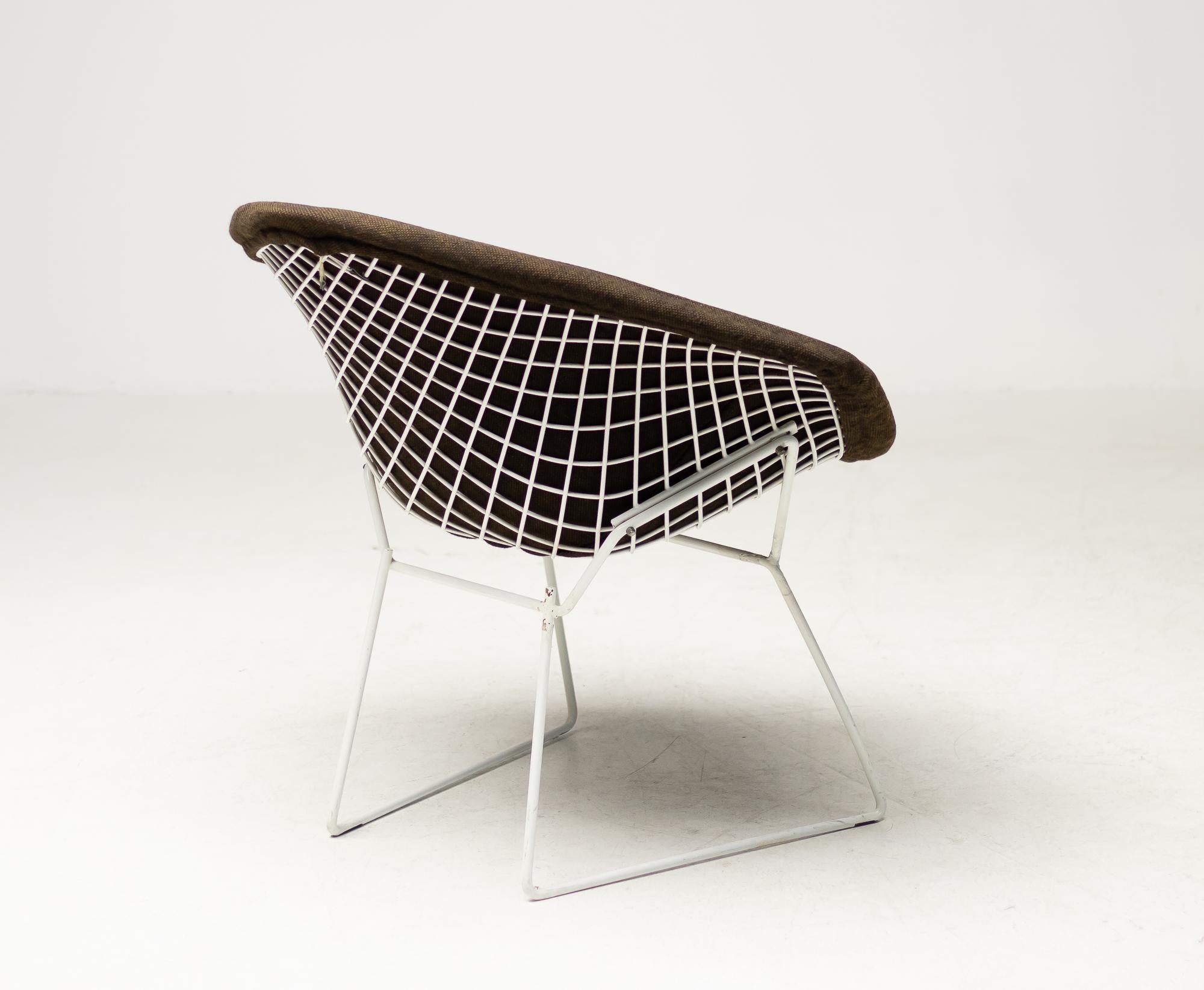 Designed by Harry Bertoia for Knoll in 1952, the Diamond chair is a classic of steel-rod construction.
This example circa 1960, in nice vintage condition with the original upholstery.