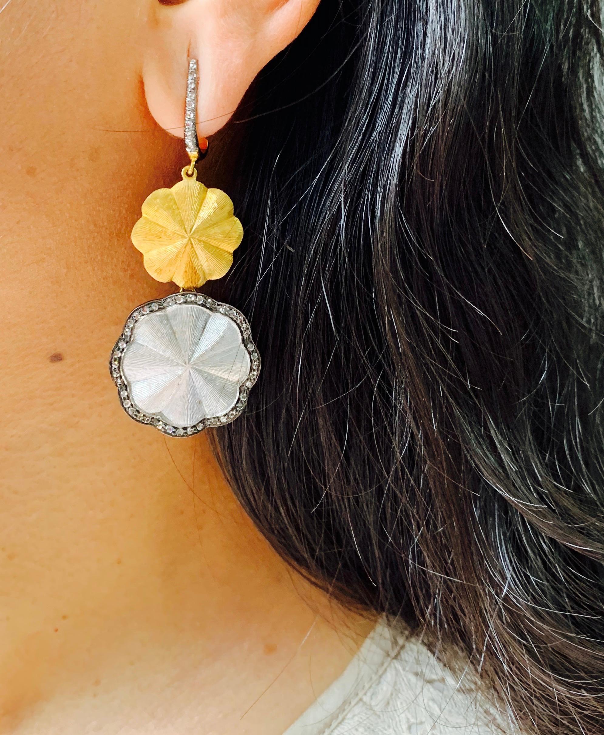 Boucles d'oreilles lustre en or blanc et jaune 18 carats avec diamants blancs en vente 6
