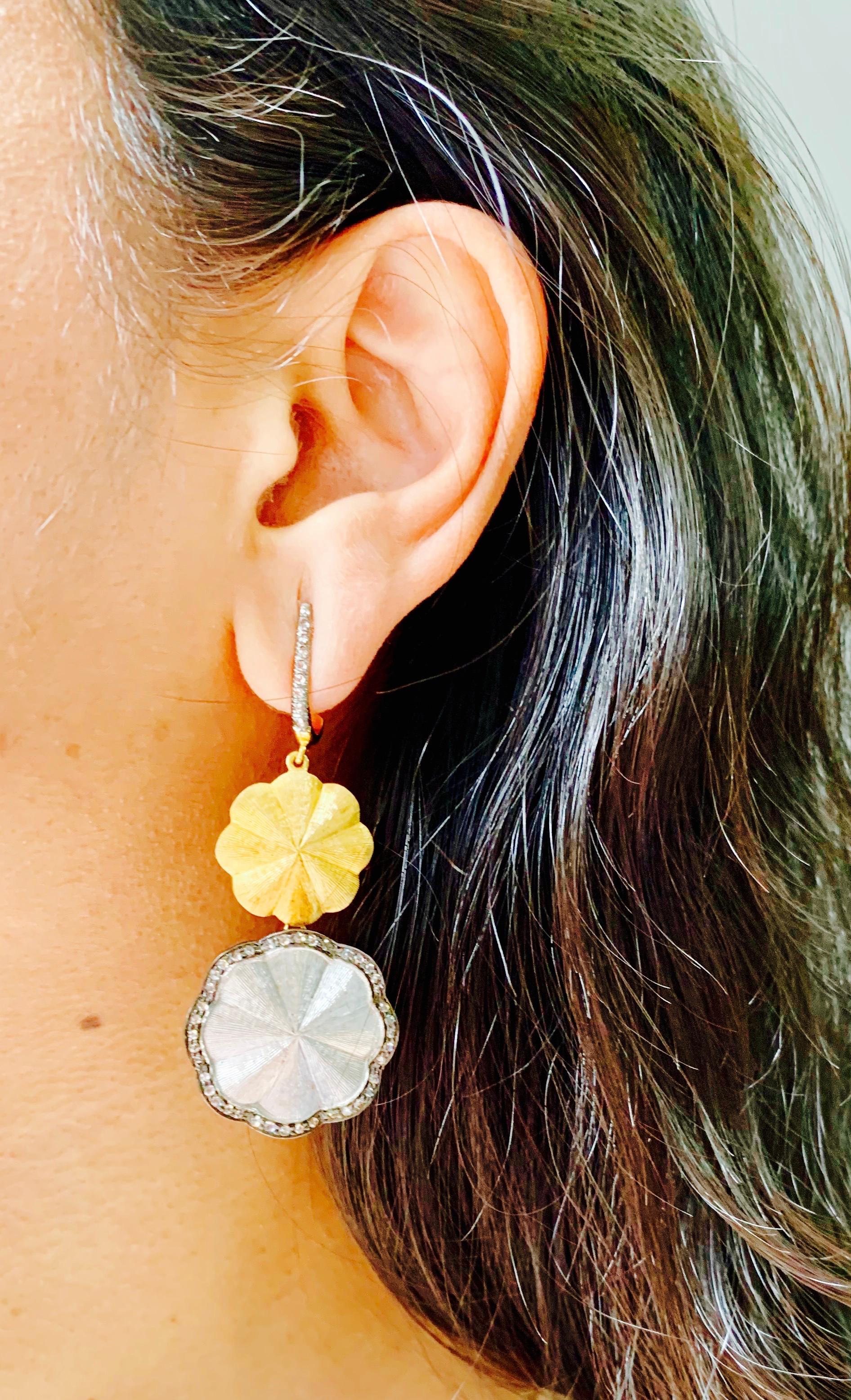 Boucles d'oreilles lustre en or blanc et jaune 18 carats avec diamants blancs en vente 7