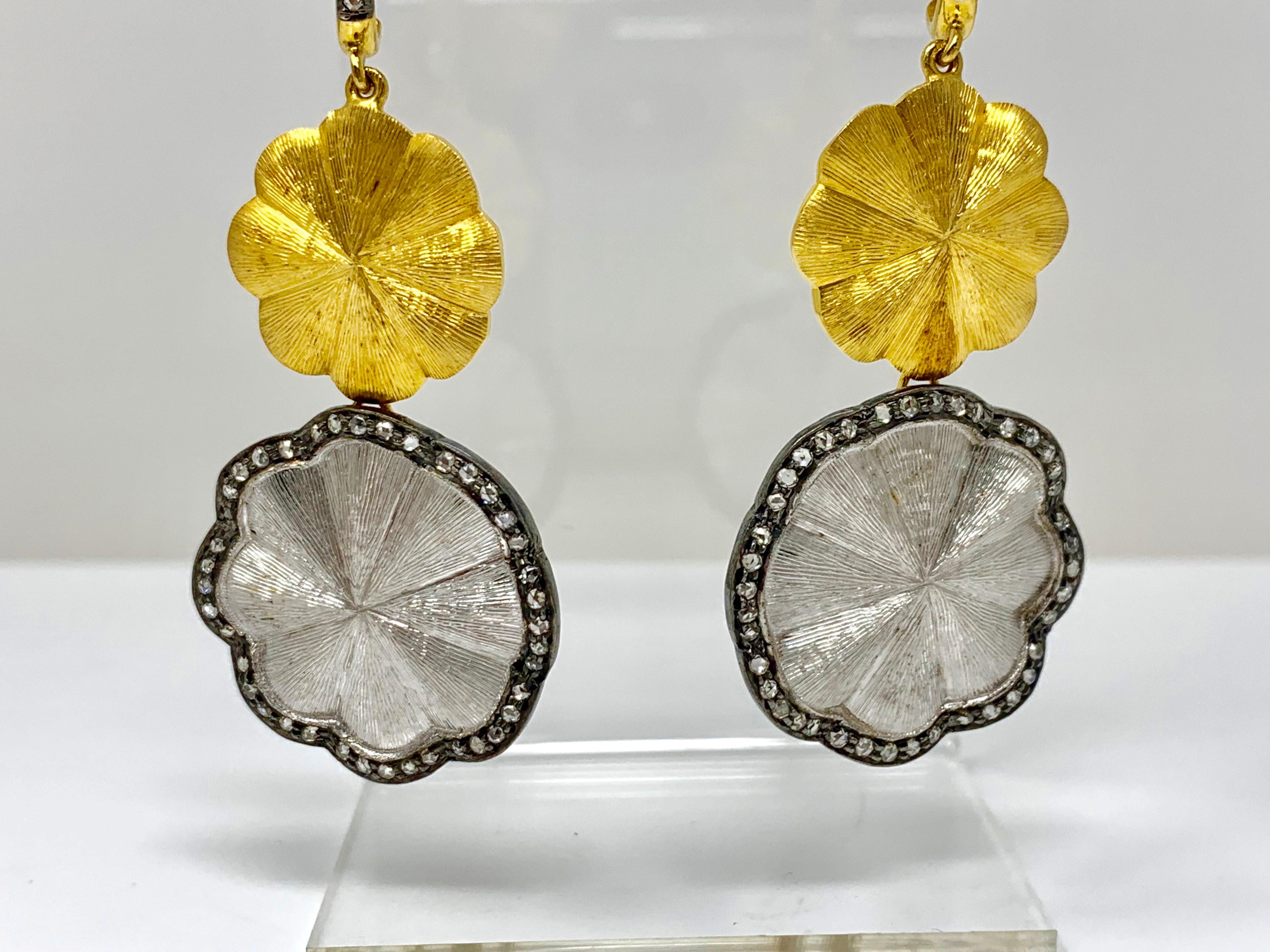 Taille rose Boucles d'oreilles lustre en or blanc et jaune 18 carats avec diamants blancs en vente