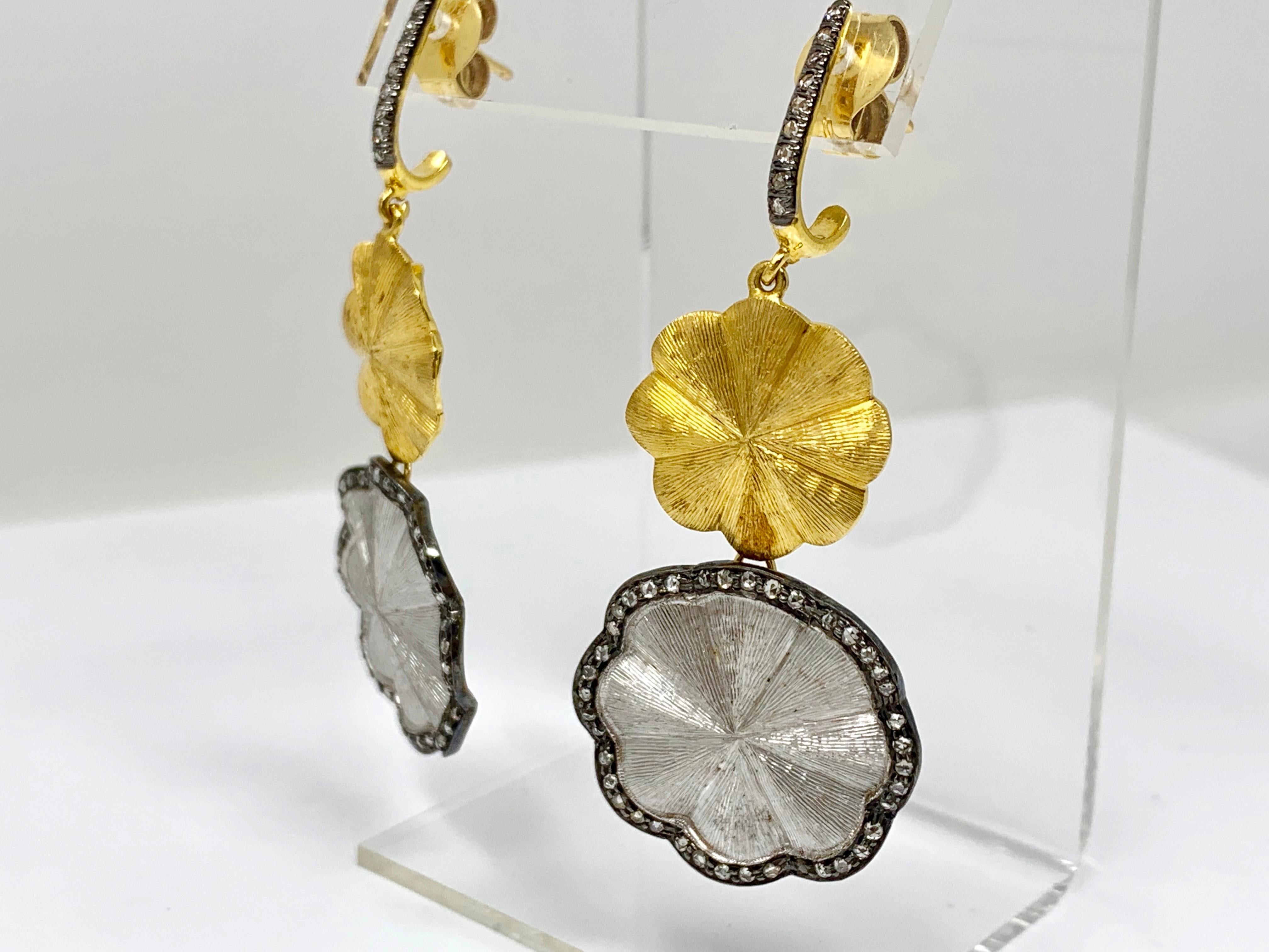 Boucles d'oreilles lustre en or blanc et jaune 18 carats avec diamants blancs en vente 1