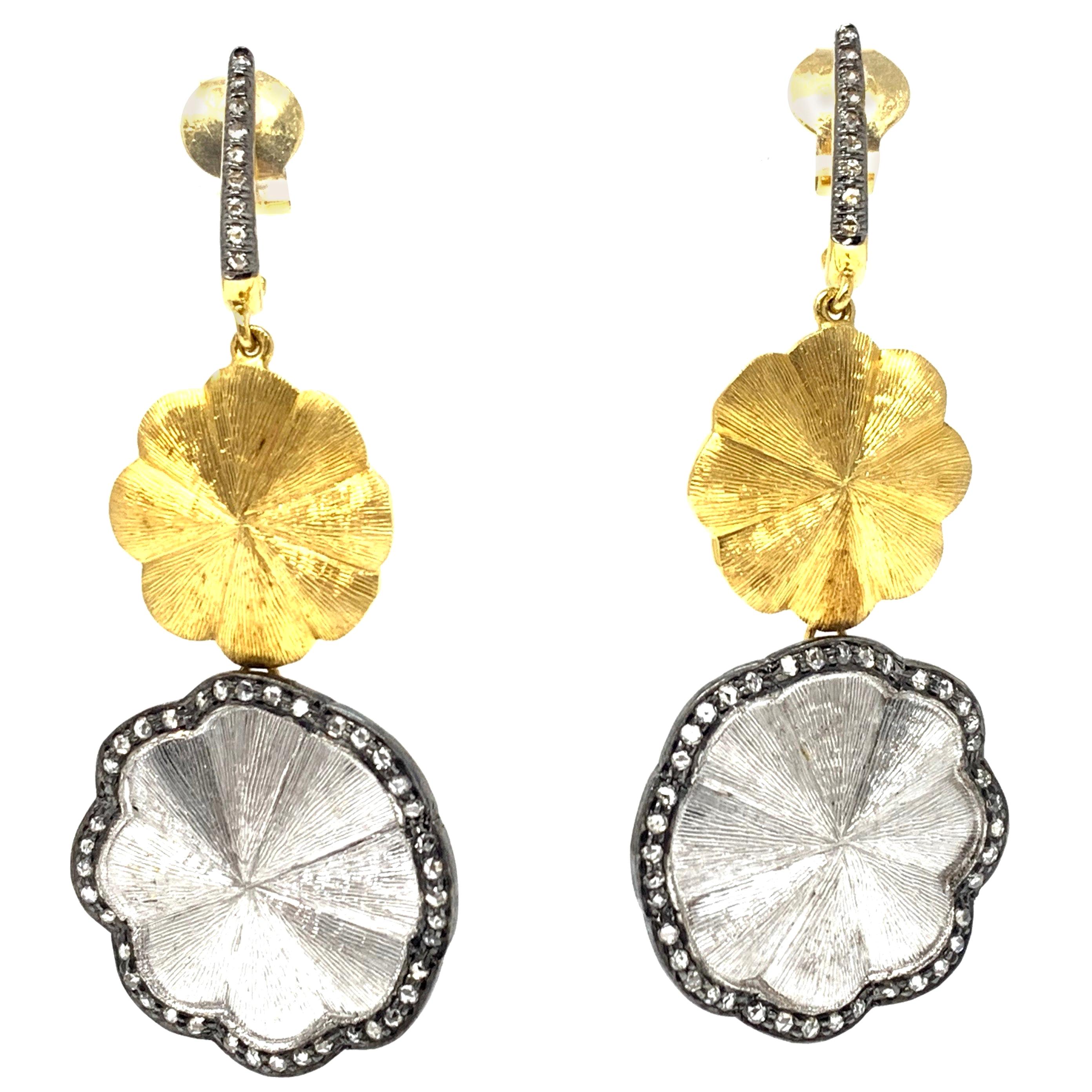 Boucles d'oreilles lustre en or blanc et jaune 18 carats avec diamants blancs en vente