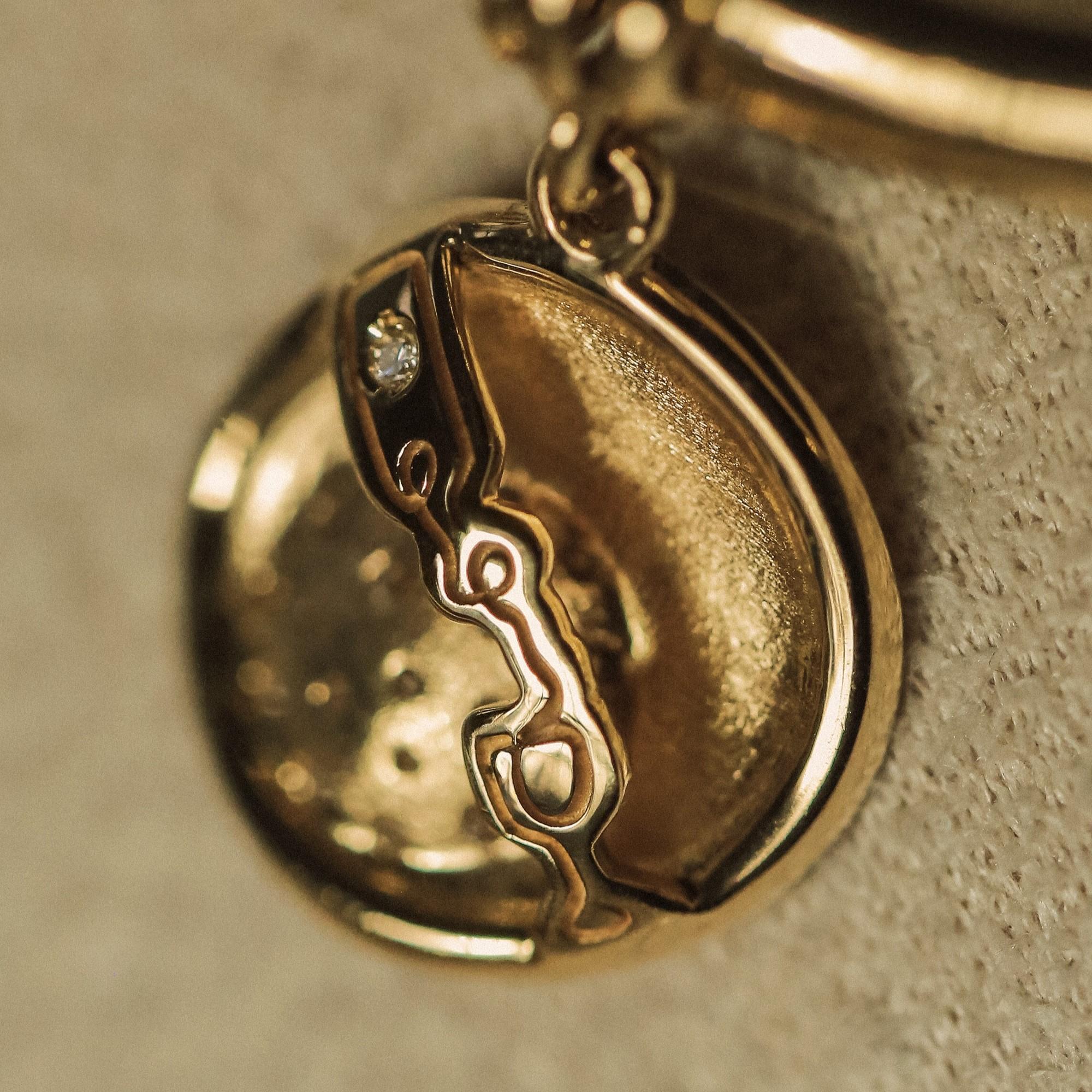 Bracelet à breloques et diamants blancs  (taille M :  Circonférence 18,5 cm ) Pour femmes en vente