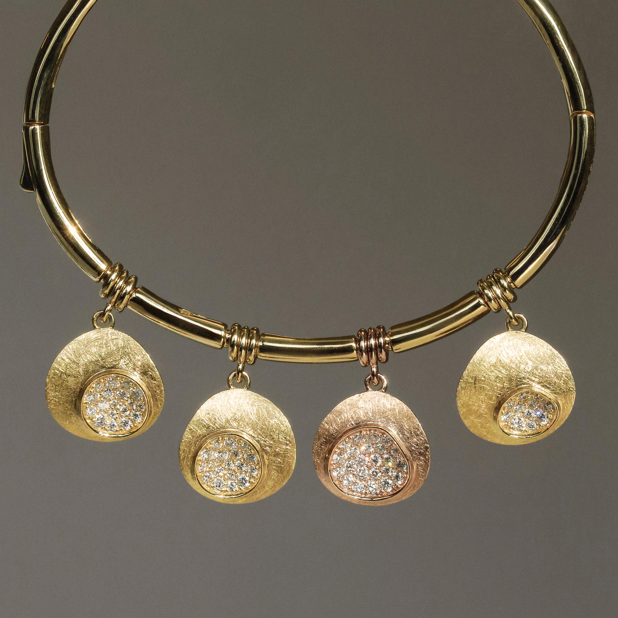 ** Ce produit est fabriqué sur commande, il est donc non échangeable et non remboursable. 
** En raison de la nature des pierres précieuses, la couleur réelle du produit peut différer de celle des photos.

Découvrez l'accent unique en diamant qui