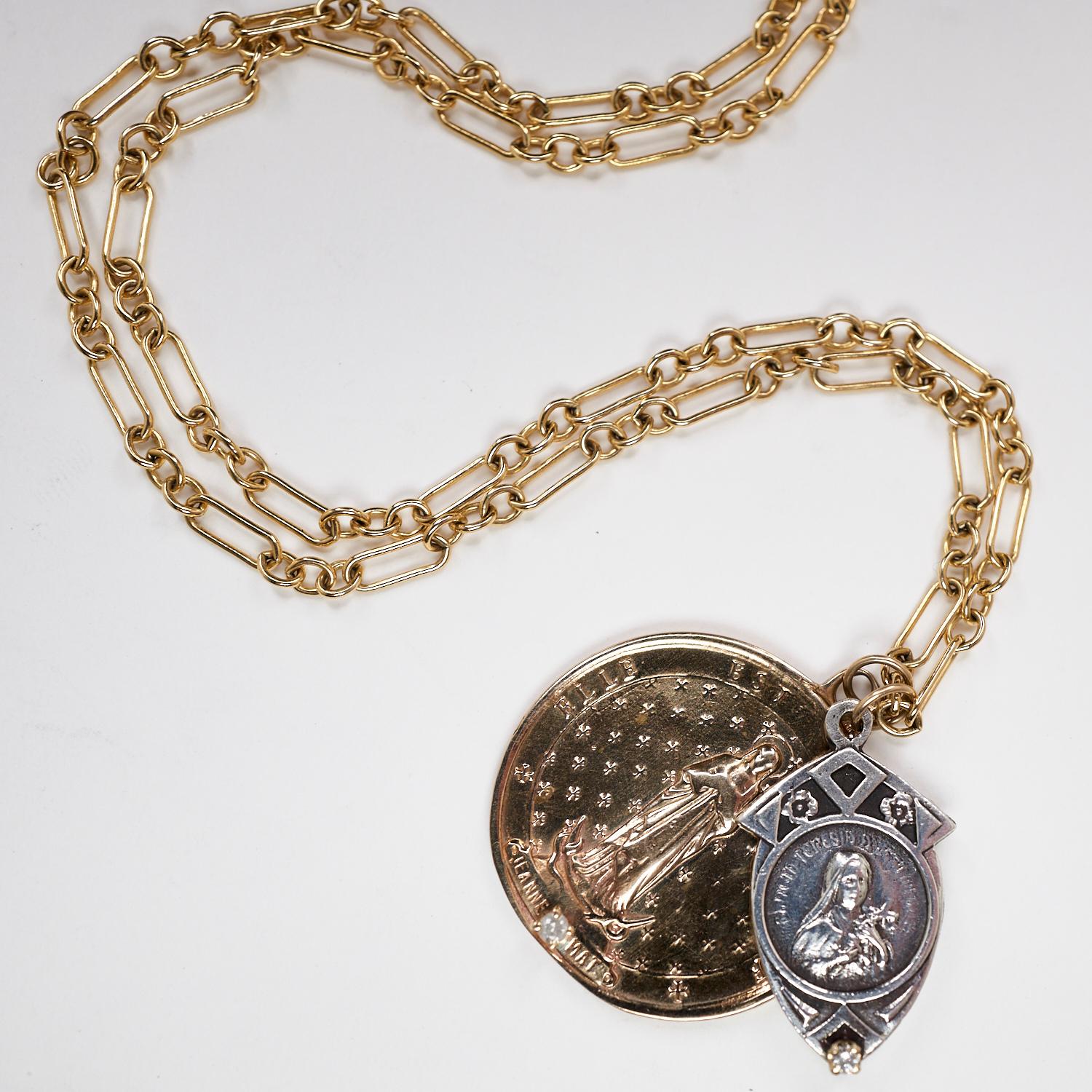 Zwei weiße Diamanten in Gold Zacken auf einer Bronze-Medaille Münze Anhänger und eine silberne Jungfrau Maria Figur hängen auf einem Chunky Kette Gold gefüllt Halskette, ein von einer Art,  24