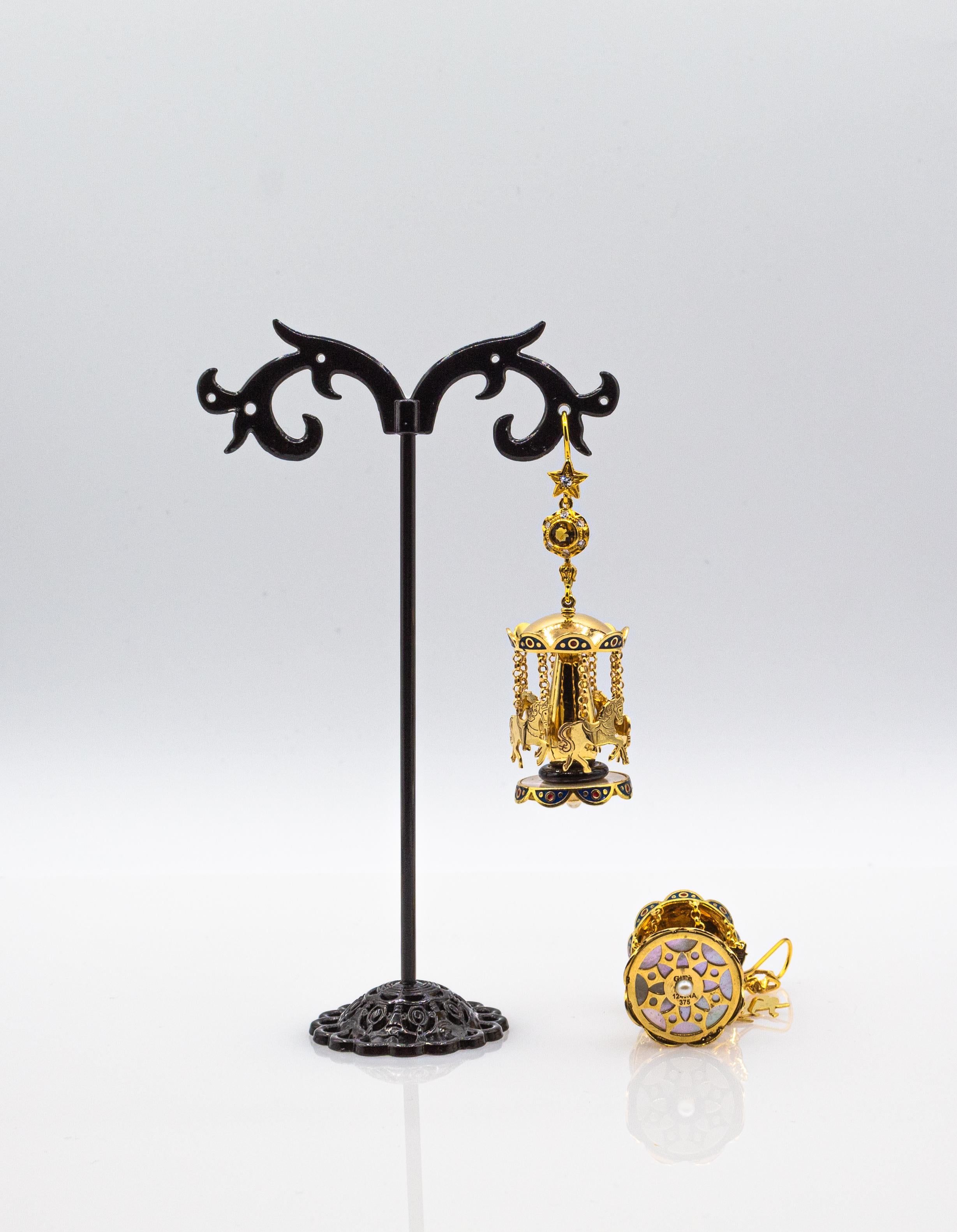Gelbgold-Ohrstecker „Carousel“ mit weißem Diamant, Citrin, Onyx, Perle und Emaille im Angebot 1