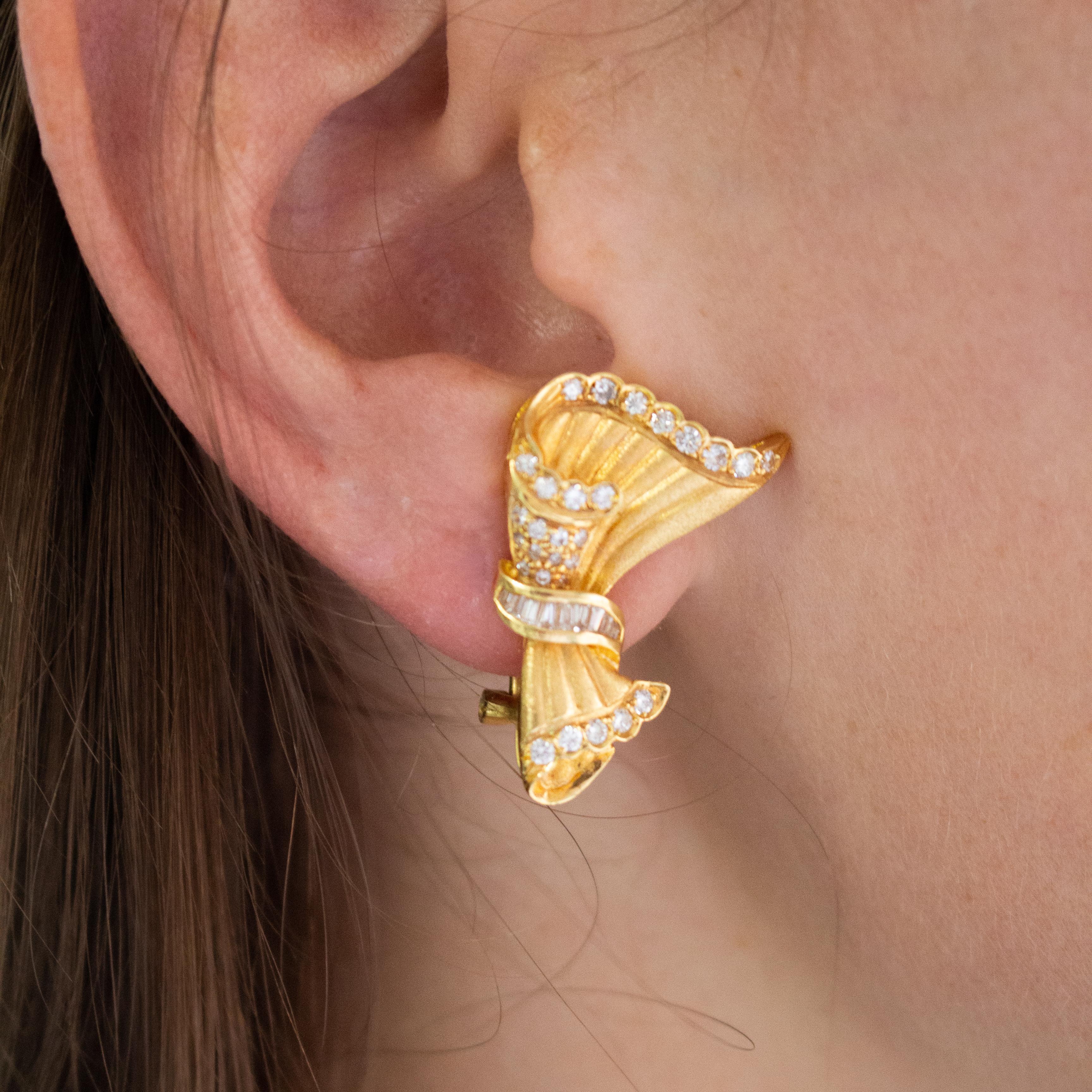 Spezifikationen:
Metall: 18K Gelbgold
Hauptstein: Weißer Diamant
Weiß Diamant Gewicht: 1,01 ctw
Farbe: H
Klarheit: VS2
Gewicht: 13.00 Gr
