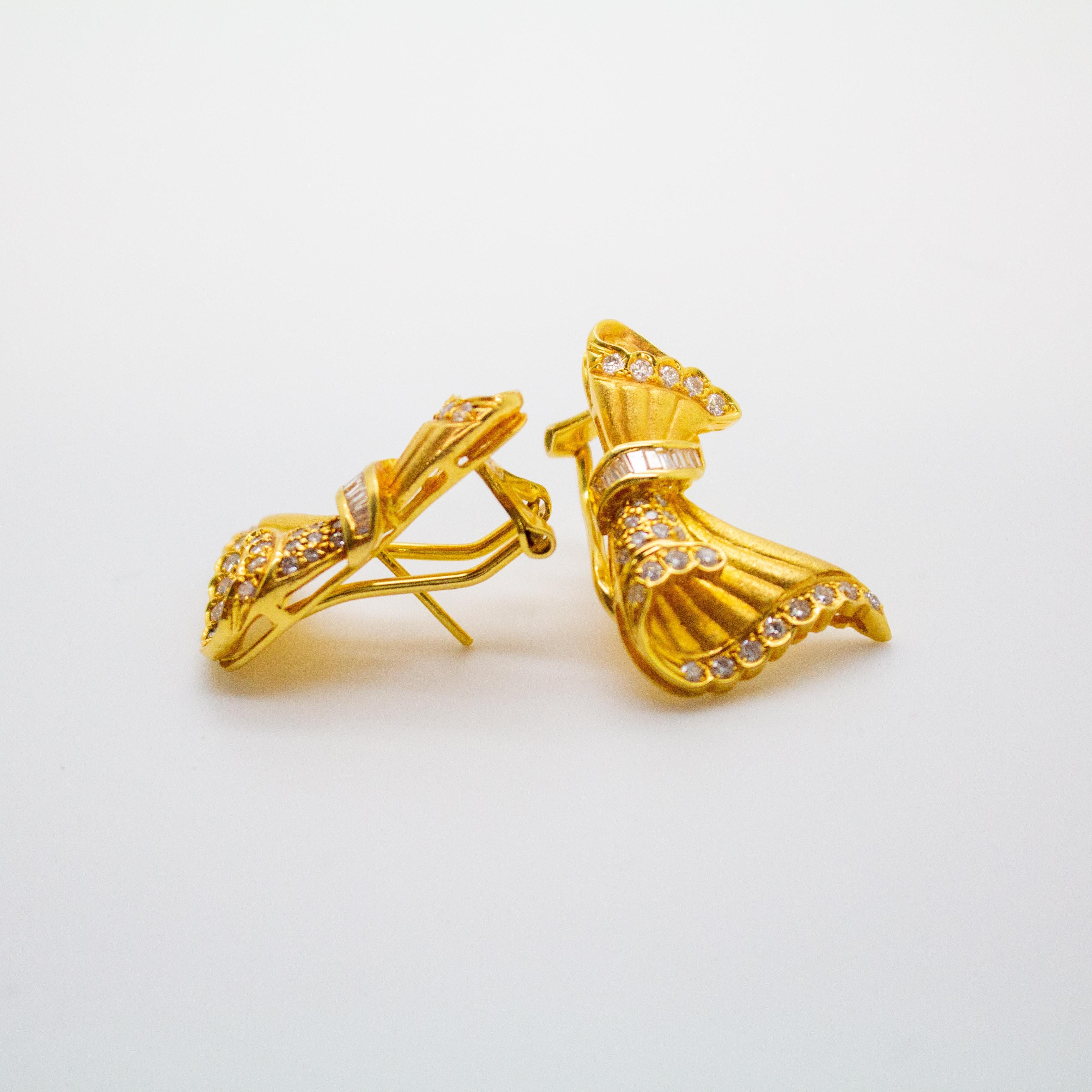 Ohrclips aus 18 Karat Gelbgold mit weißen Diamanten (Rundschliff) im Angebot