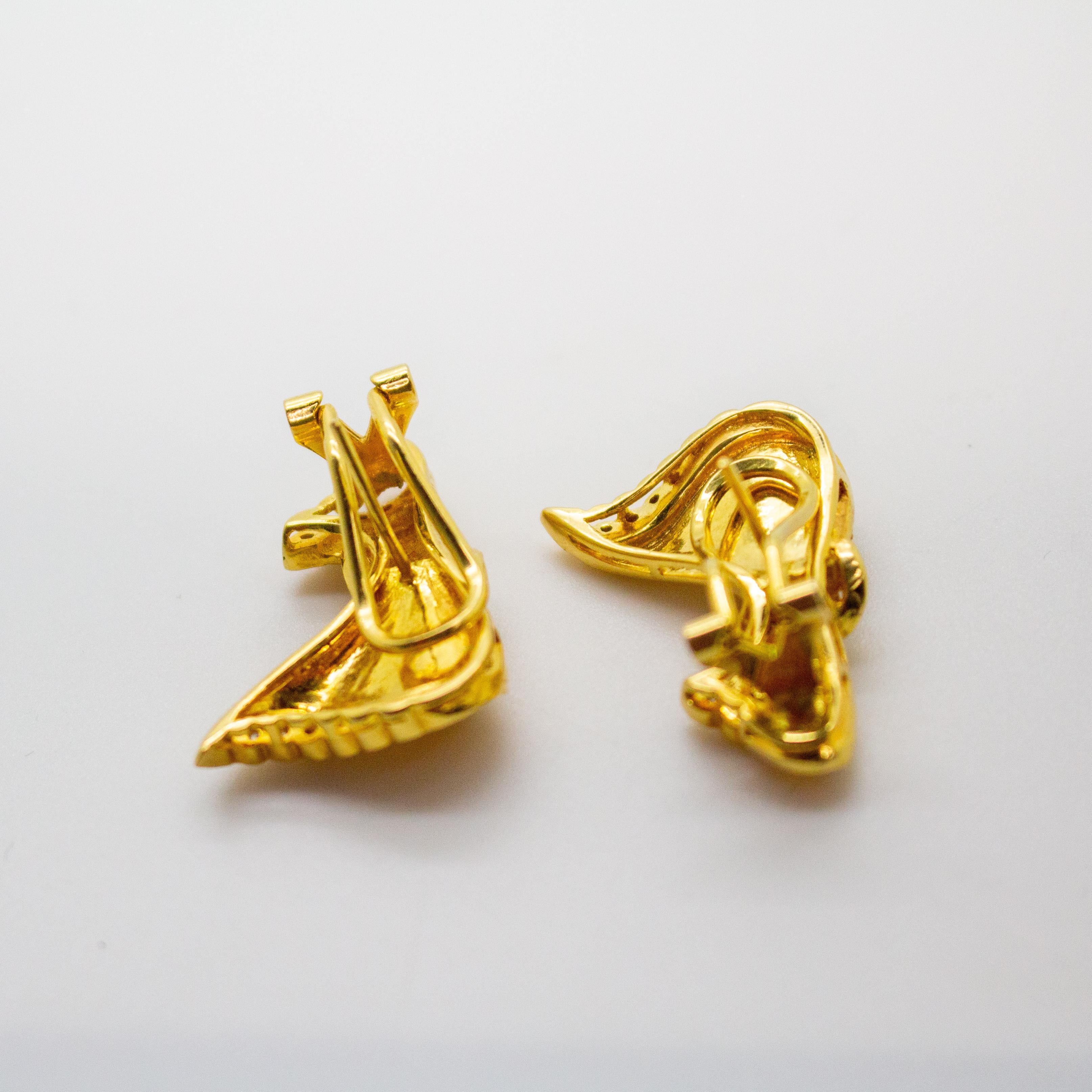 Ohrclips aus 18 Karat Gelbgold mit weißen Diamanten im Zustand „Hervorragend“ im Angebot in Los Angeles, CA