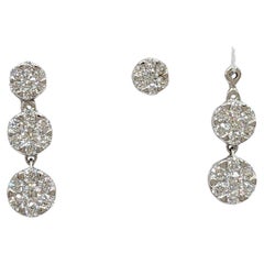 Boucles d'oreilles pendantes en or blanc 18 carats avec grappes de diamants blancs
