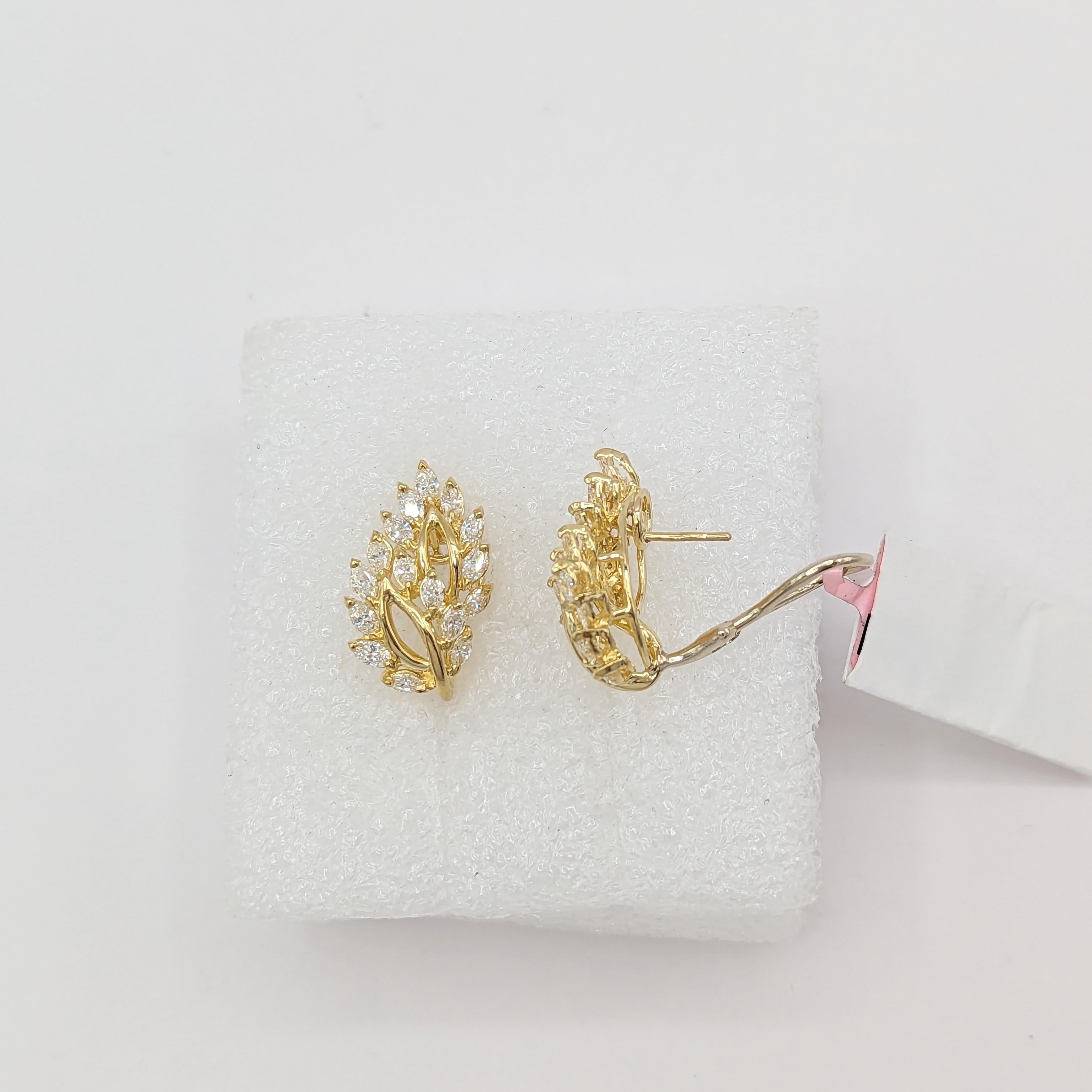 White Diamond Cluster Earrings in 18K Yellow Gold In New Condition For Sale In Los Angeles, CA