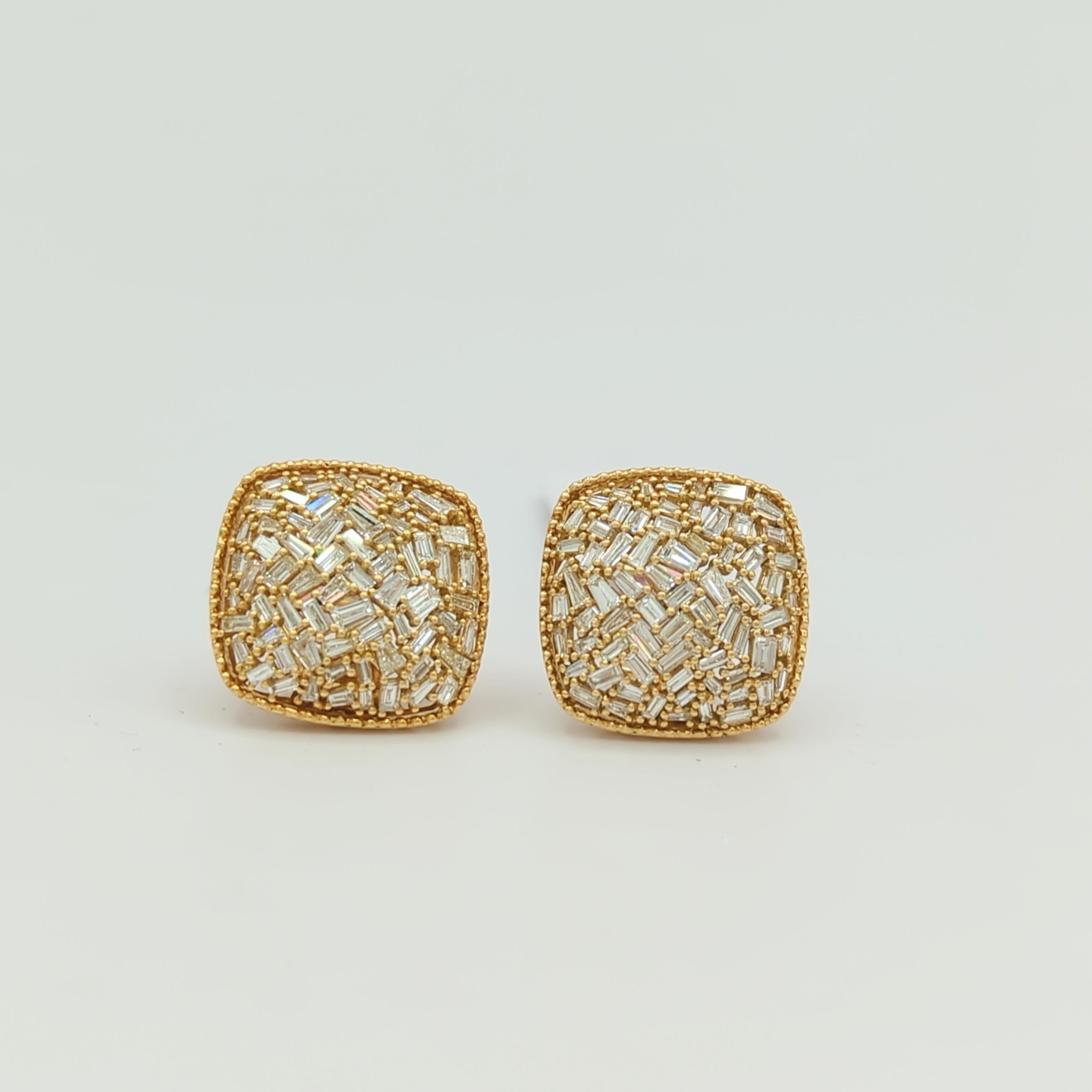 Boucles d'oreilles grappe de diamants blancs en or jaune 18 carats Neuf à Los Angeles, CA