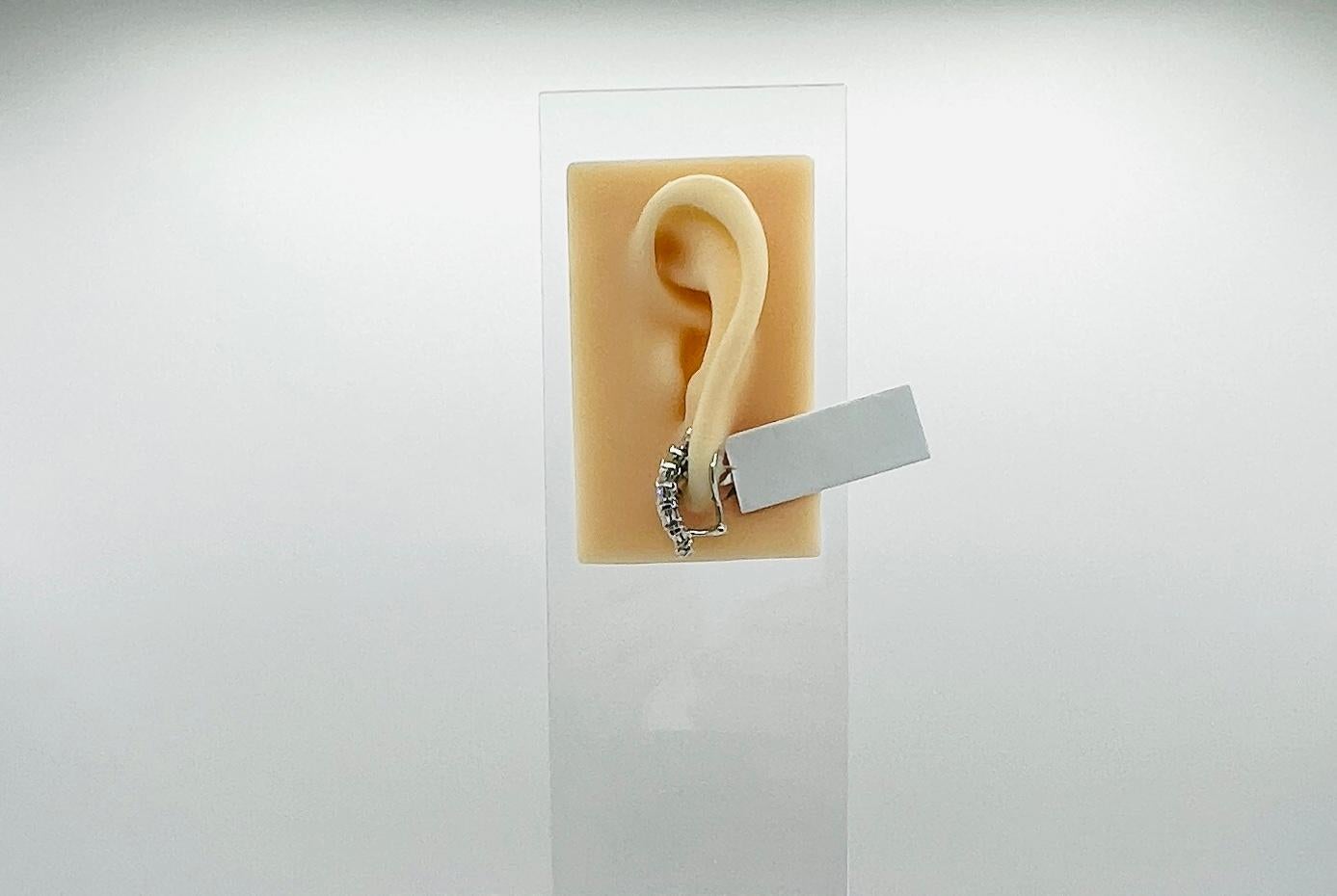 Splendidi diamanti bianchi da 4,00 ct. rotondi, marquise e baguette in questi orecchini a grappolo.  Realizzato a mano in platino.  Impostazione della leva posteriore.