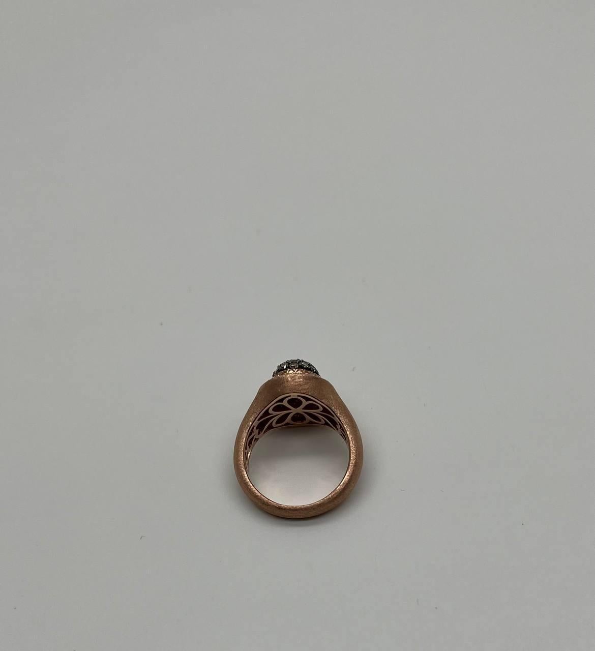 Anello con diamanti bianchi a grappolo e pavé in oro giallo 14K con finitura spazzolata in vendita 5