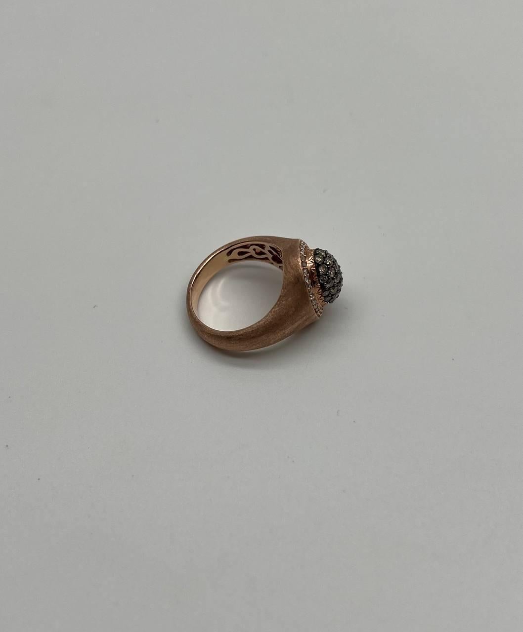 Anello con diamanti bianchi a grappolo e pavé in oro giallo 14K con finitura spazzolata in vendita 6