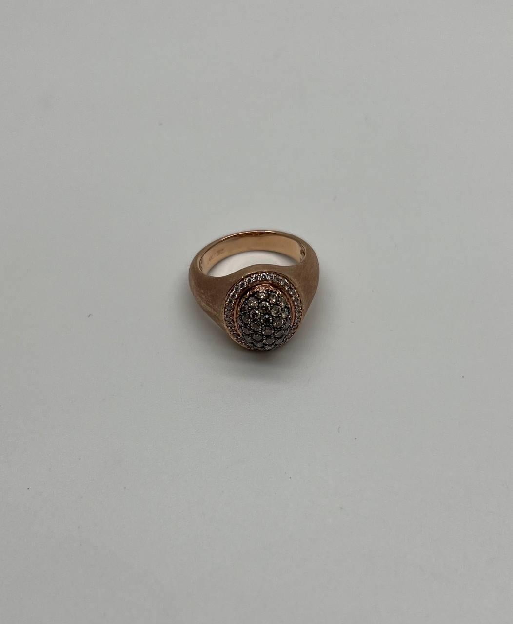 Anello con diamanti bianchi a grappolo e pavé in oro giallo 14K con finitura spazzolata in vendita 7
