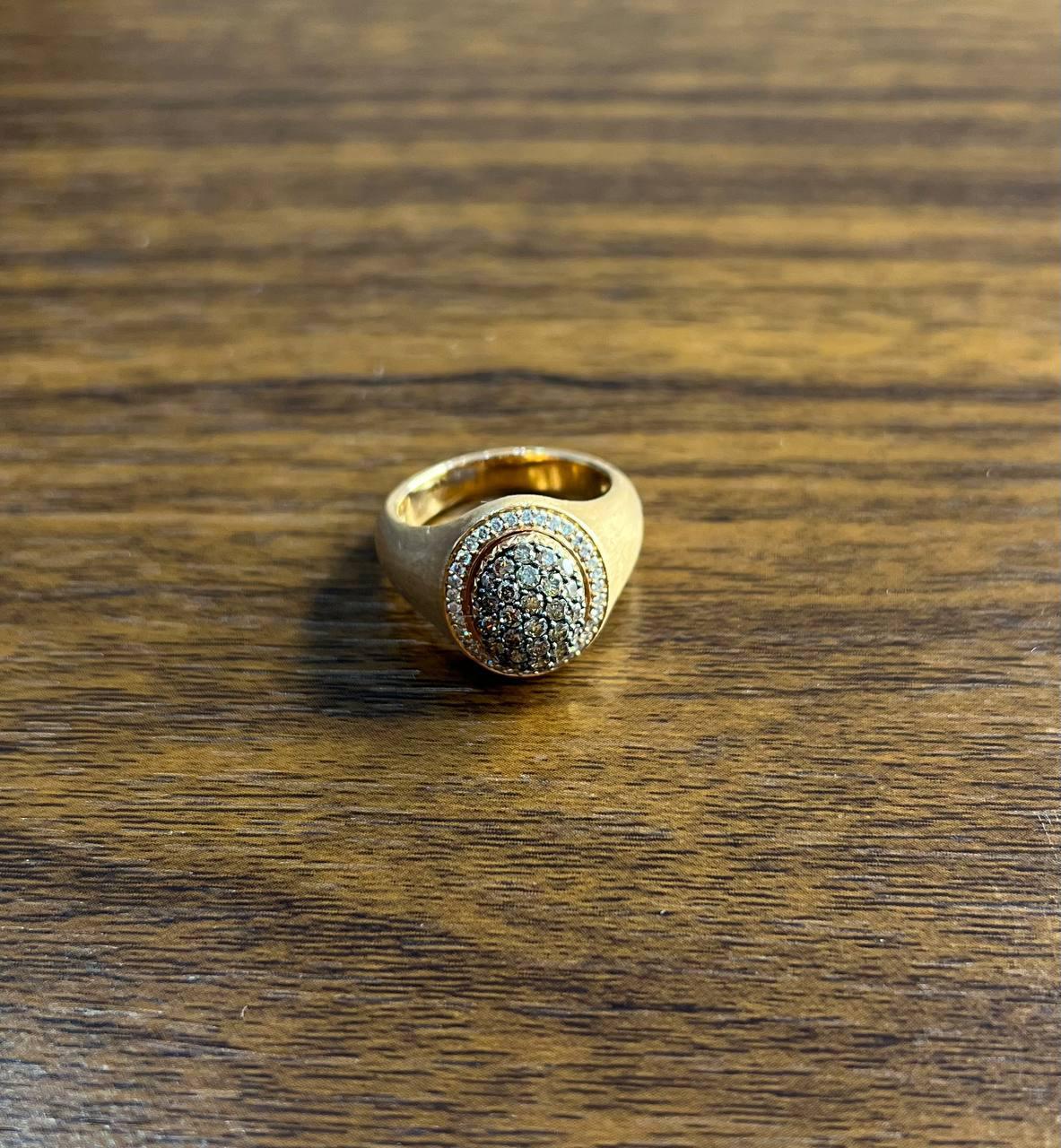 Scopri il fascino del nostro squisito Cluster Ring, una testimonianza di raffinata maestria artigianale.

Questo affascinante pezzo, realizzato in lussuoso oro, presenta un sorprendente design ovale incrostato da un gruppo di diamanti