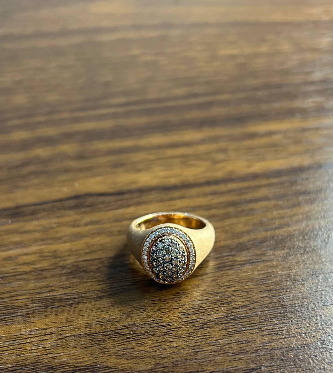 Taglio misto Anello con diamanti bianchi a grappolo e pavé in oro giallo 14K con finitura spazzolata in vendita