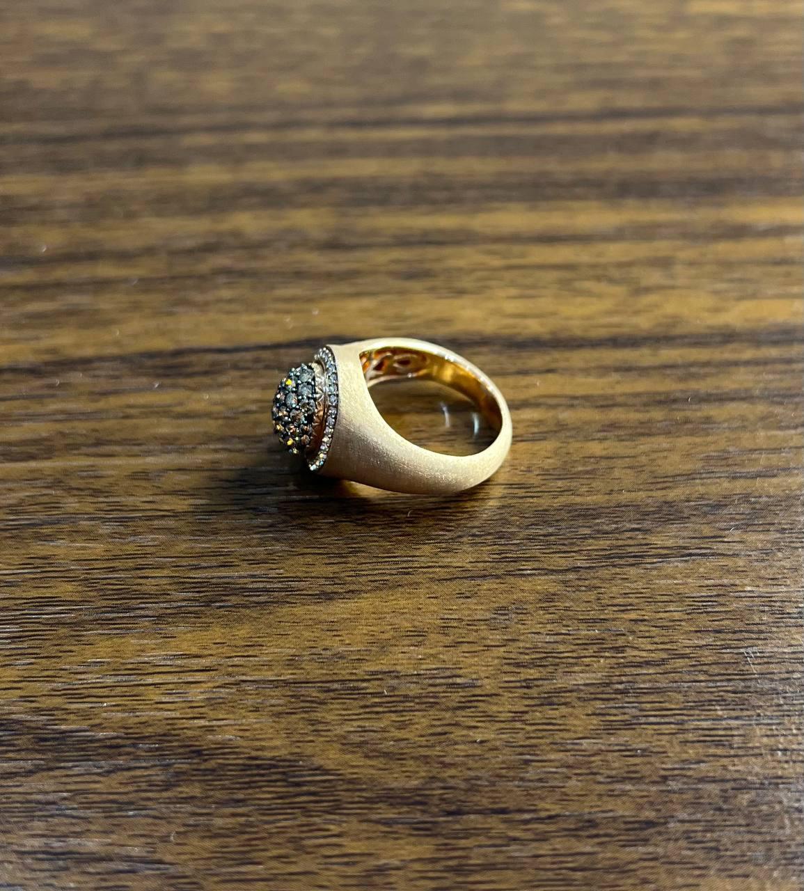 Anello con diamanti bianchi a grappolo e pavé in oro giallo 14K con finitura spazzolata In condizioni Nuovo in vendita a Oakton, VA