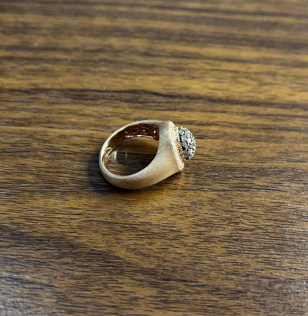 Donna Anello con diamanti bianchi a grappolo e pavé in oro giallo 14K con finitura spazzolata in vendita