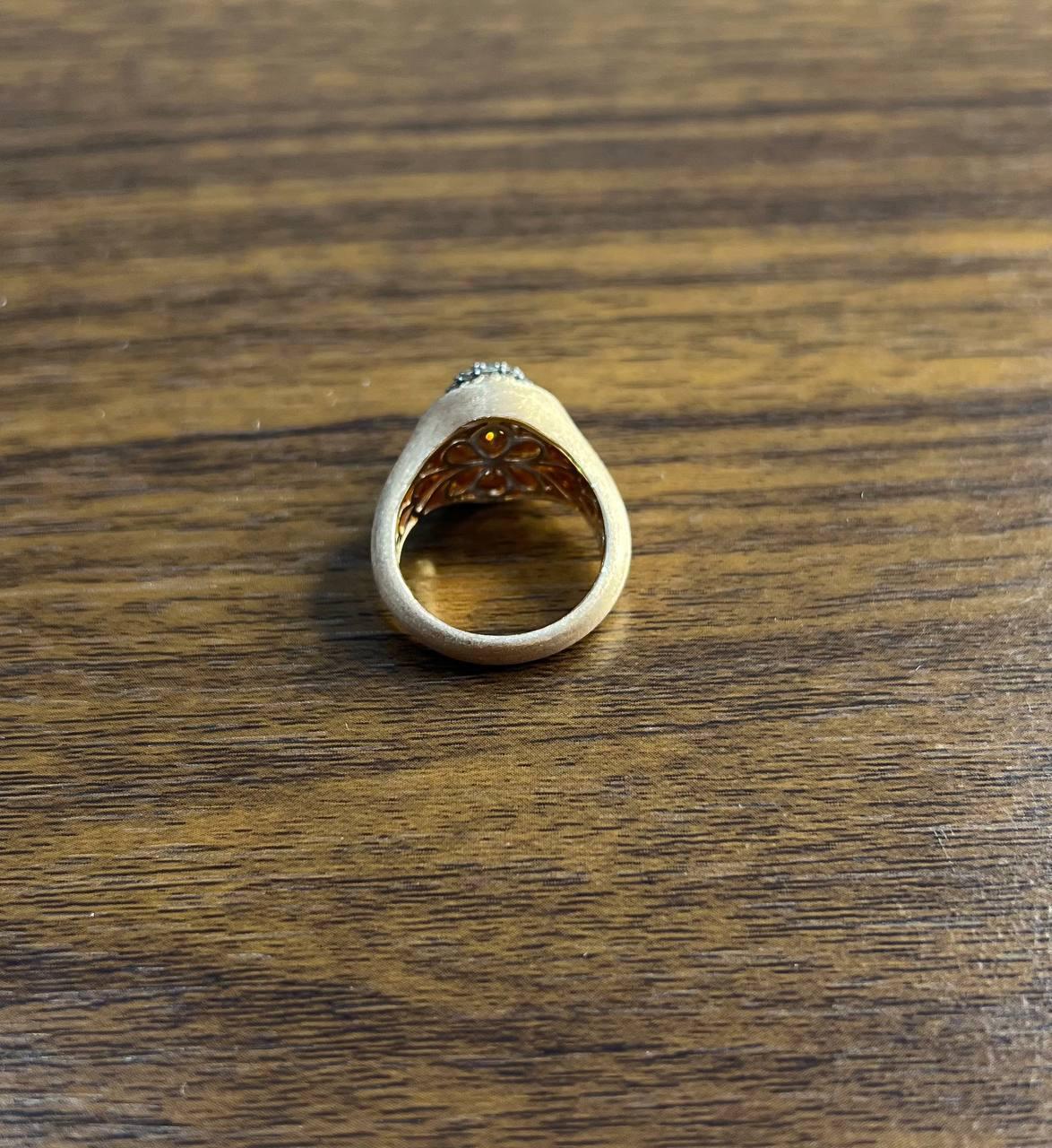 Anello con diamanti bianchi a grappolo e pavé in oro giallo 14K con finitura spazzolata in vendita 1