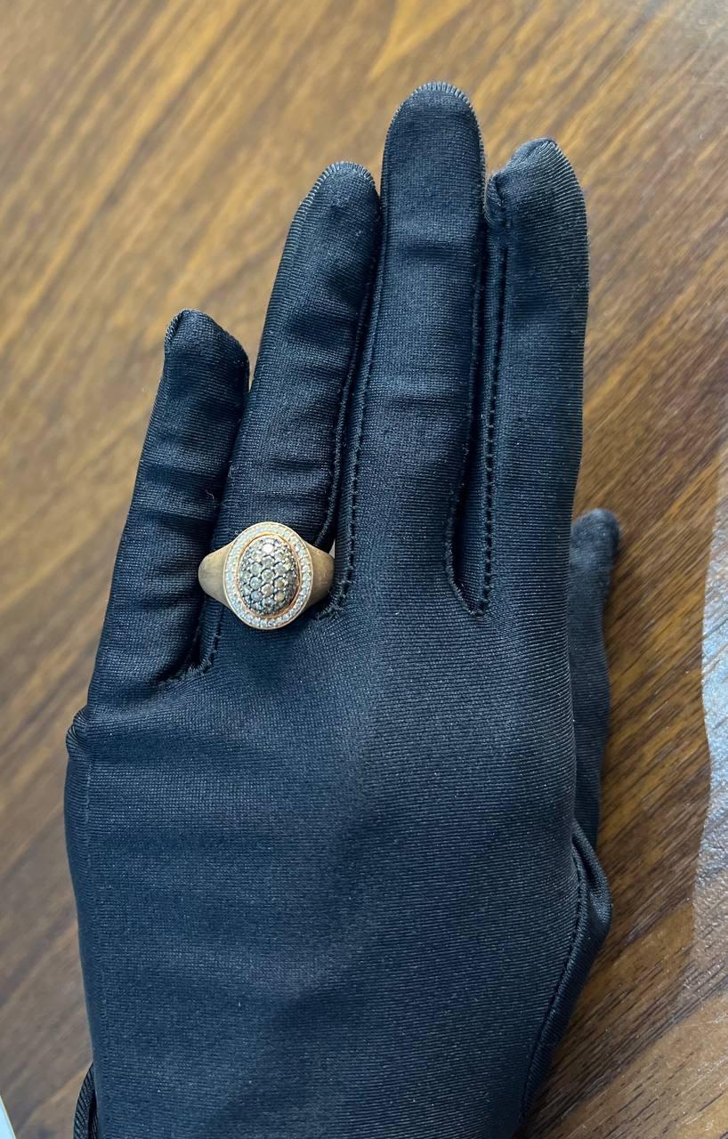 Anello con diamanti bianchi a grappolo e pavé in oro giallo 14K con finitura spazzolata in vendita 2