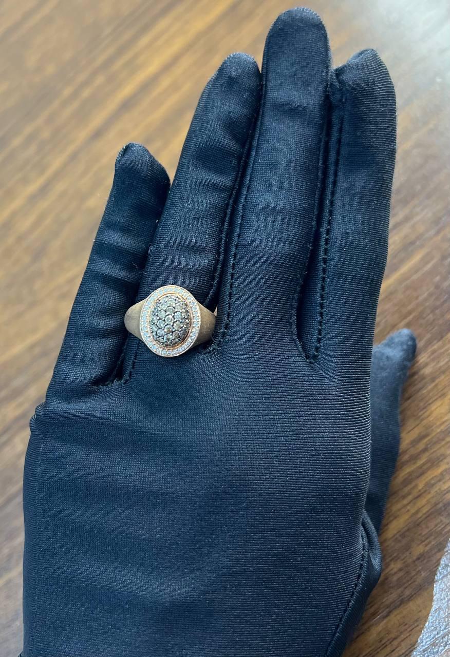 Anello con diamanti bianchi a grappolo e pavé in oro giallo 14K con finitura spazzolata in vendita 3