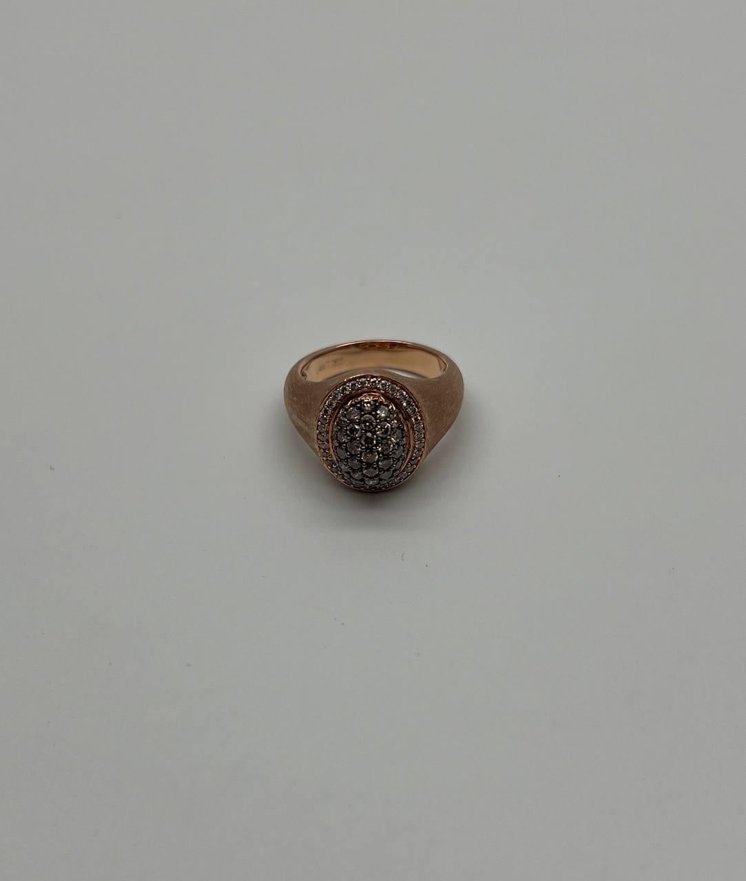 Anello con diamanti bianchi a grappolo e pavé in oro giallo 14K con finitura spazzolata in vendita 4