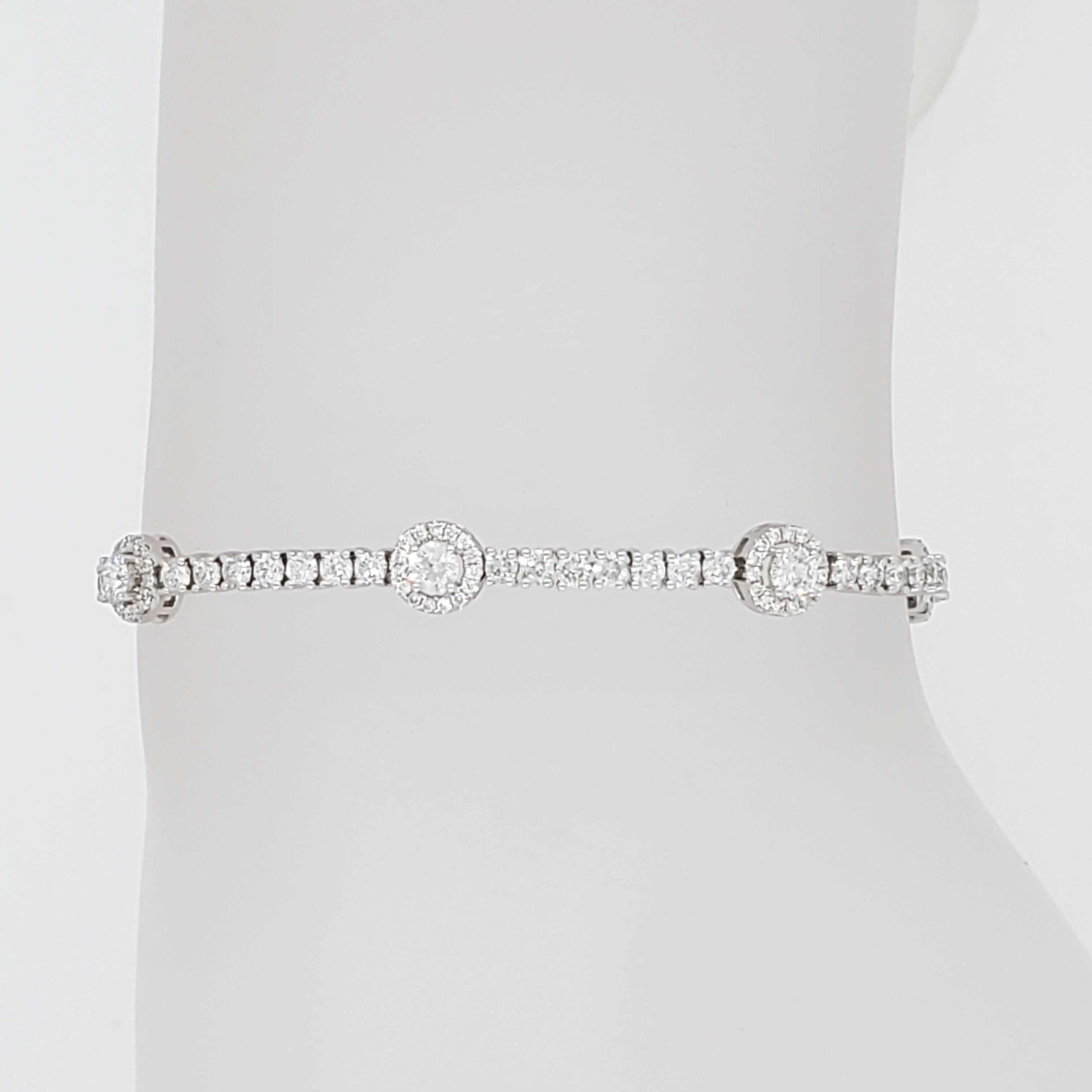 Magnifique grappe de diamants blancs ronds de 3,04 ct. fabriqués à la main en or blanc 14k.  La longueur du bracelet est de 7,25.