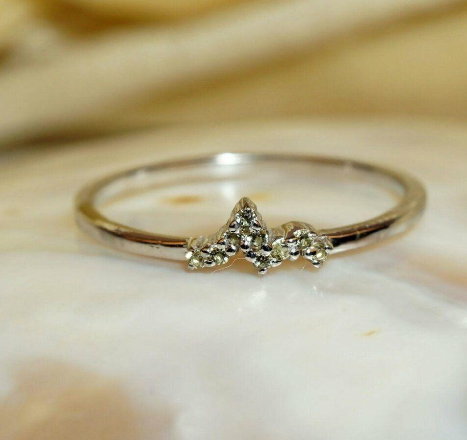 Art Déco Anello con cluster di diamanti bianchi Anello impilabile con cluster di diamanti naturali in oro 14k. in vendita