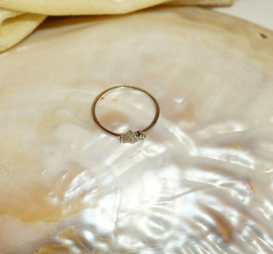 Anello con cluster di diamanti bianchi Anello impilabile con cluster di diamanti naturali in oro 14k. In condizioni Nuovo in vendita a Chicago, IL