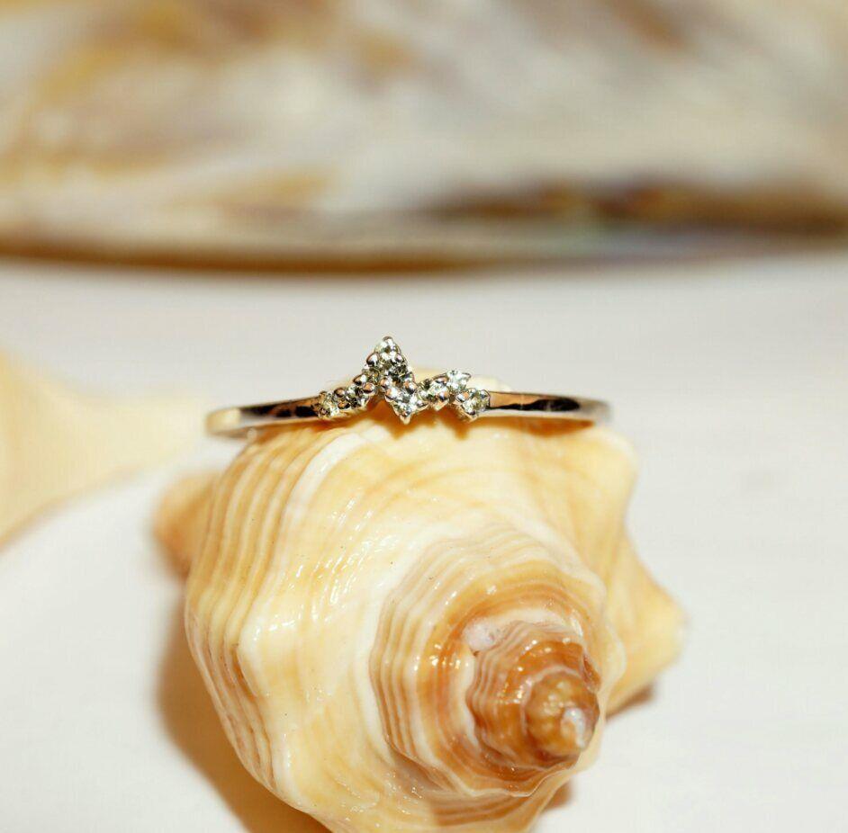 Anello con cluster di diamanti bianchi Anello impilabile con cluster di diamanti naturali in oro 14k. in vendita 2