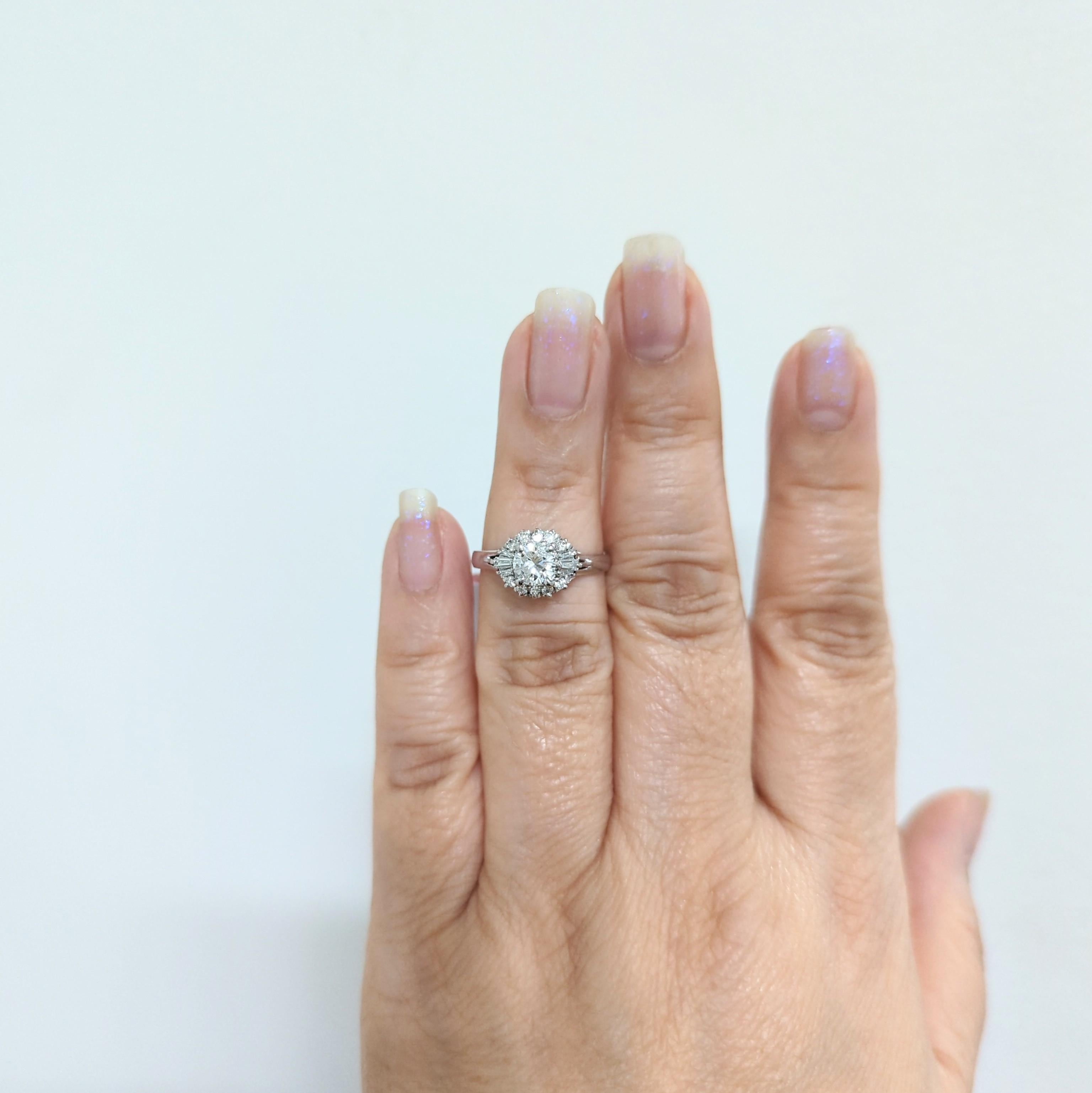 Cluster-Ring aus Platin mit weißen Diamanten im Zustand „Neu“ im Angebot in Los Angeles, CA