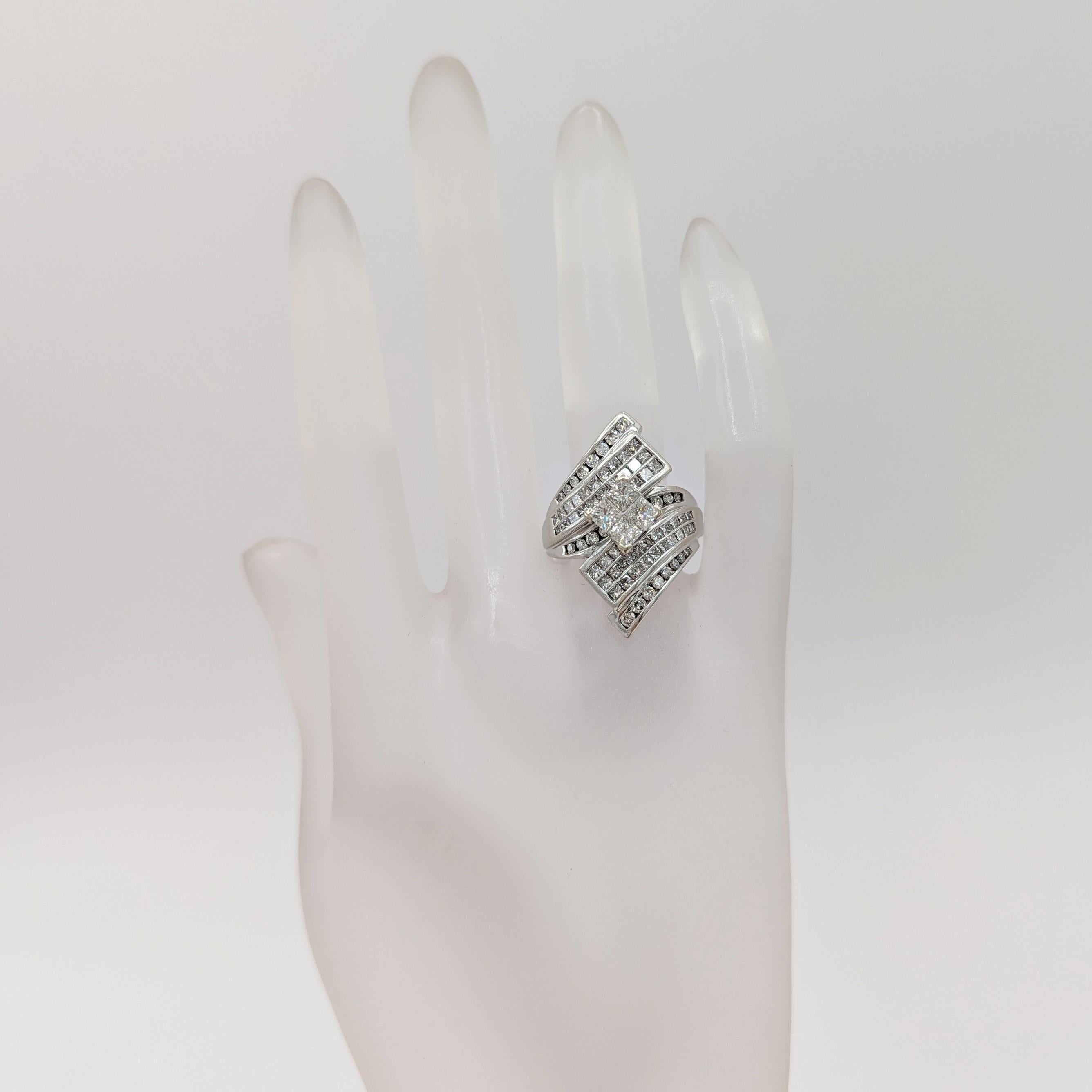 Magnifique diamant blanc de 1.25 ct. en forme de carré et de rond.  Fabriqué à la main en or blanc 14k.  Bague taille 7.25.