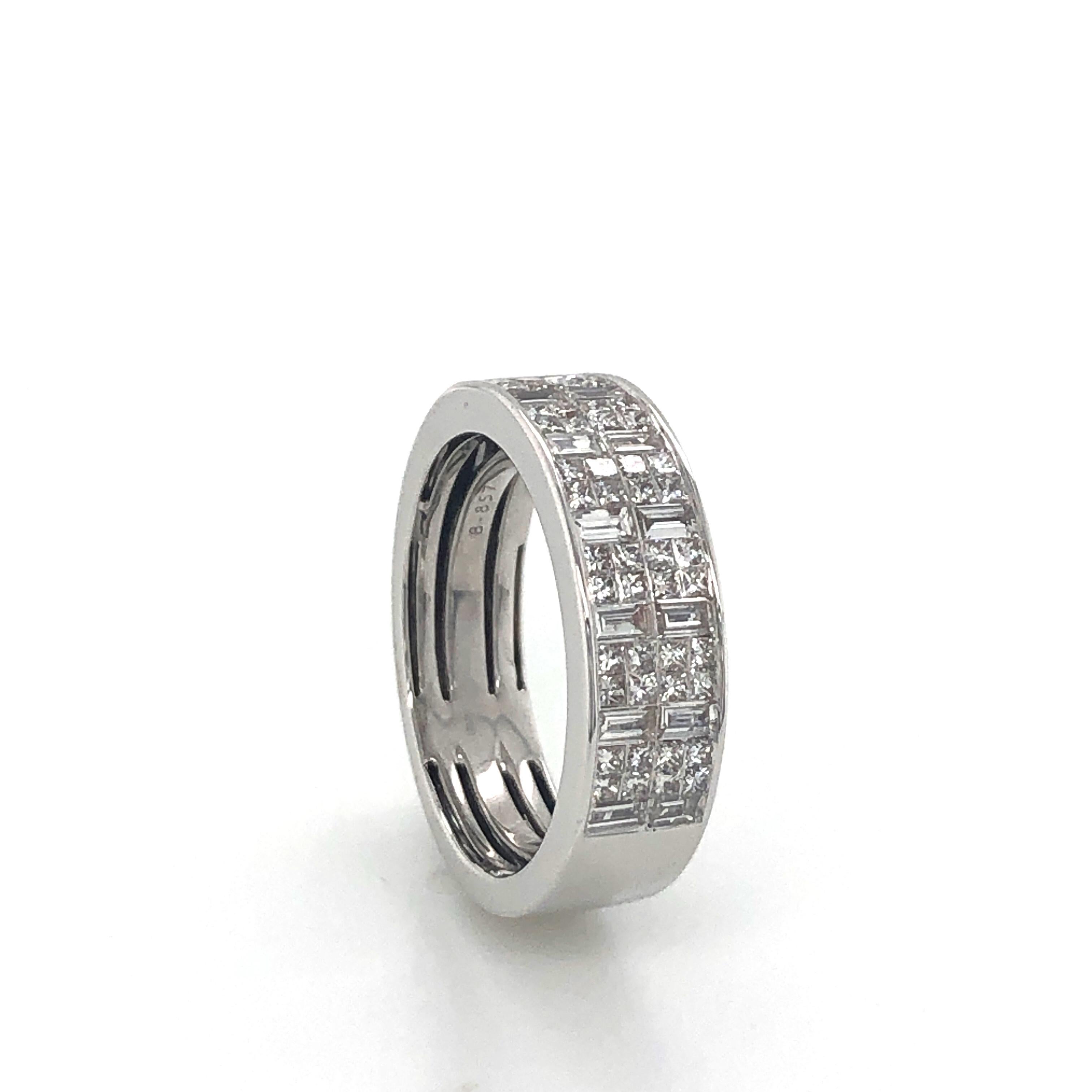 White gold Ring 18K 6.2 grams
White diamond baguette Cut and princess Cut 1 ct.
Color G Purity SI 
French size 54 
Us size 7