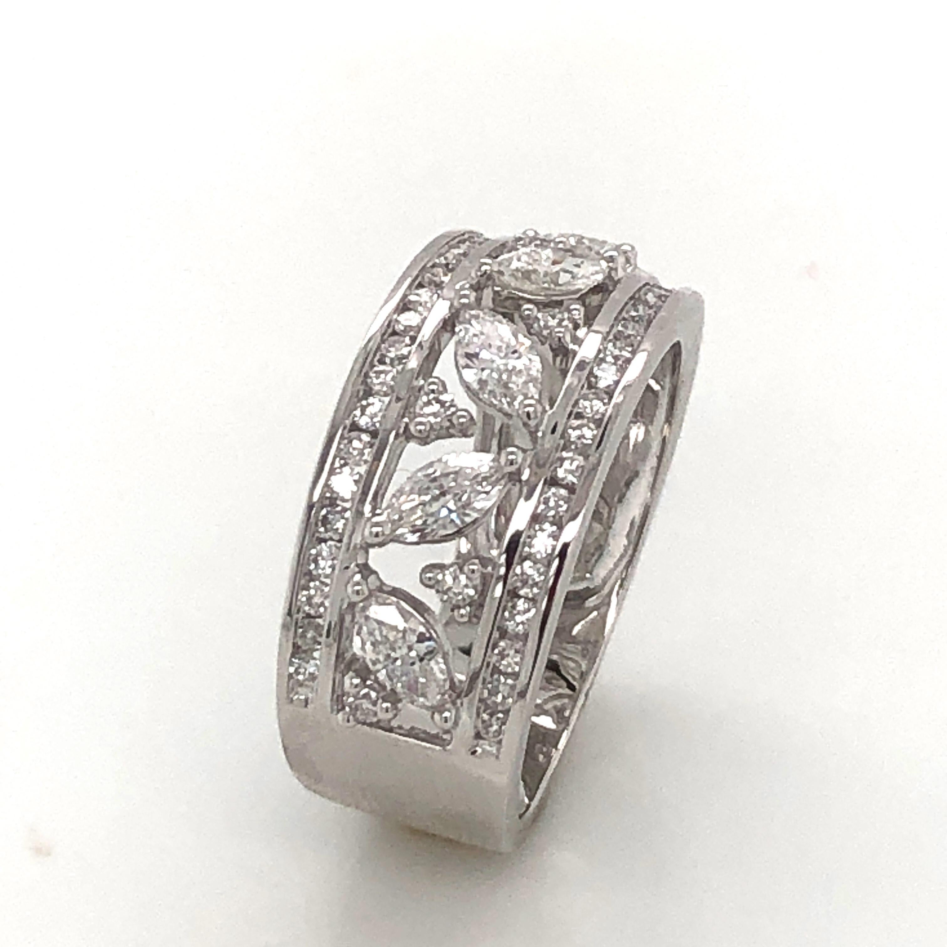 White Diamond Color G Round Cut and Oval Cut on White Gold 18 Karat In New Condition In Vannes, FR